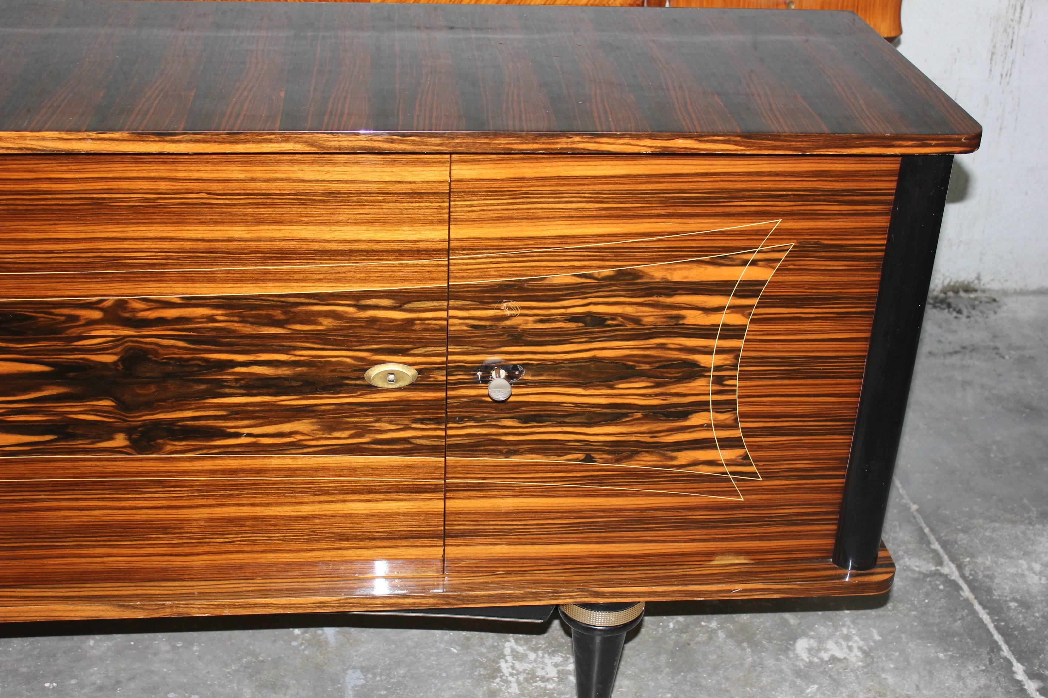 Mid-20th Century French Art Deco Long Sideboard / Buffet Macassar Ebony, circa 1940s