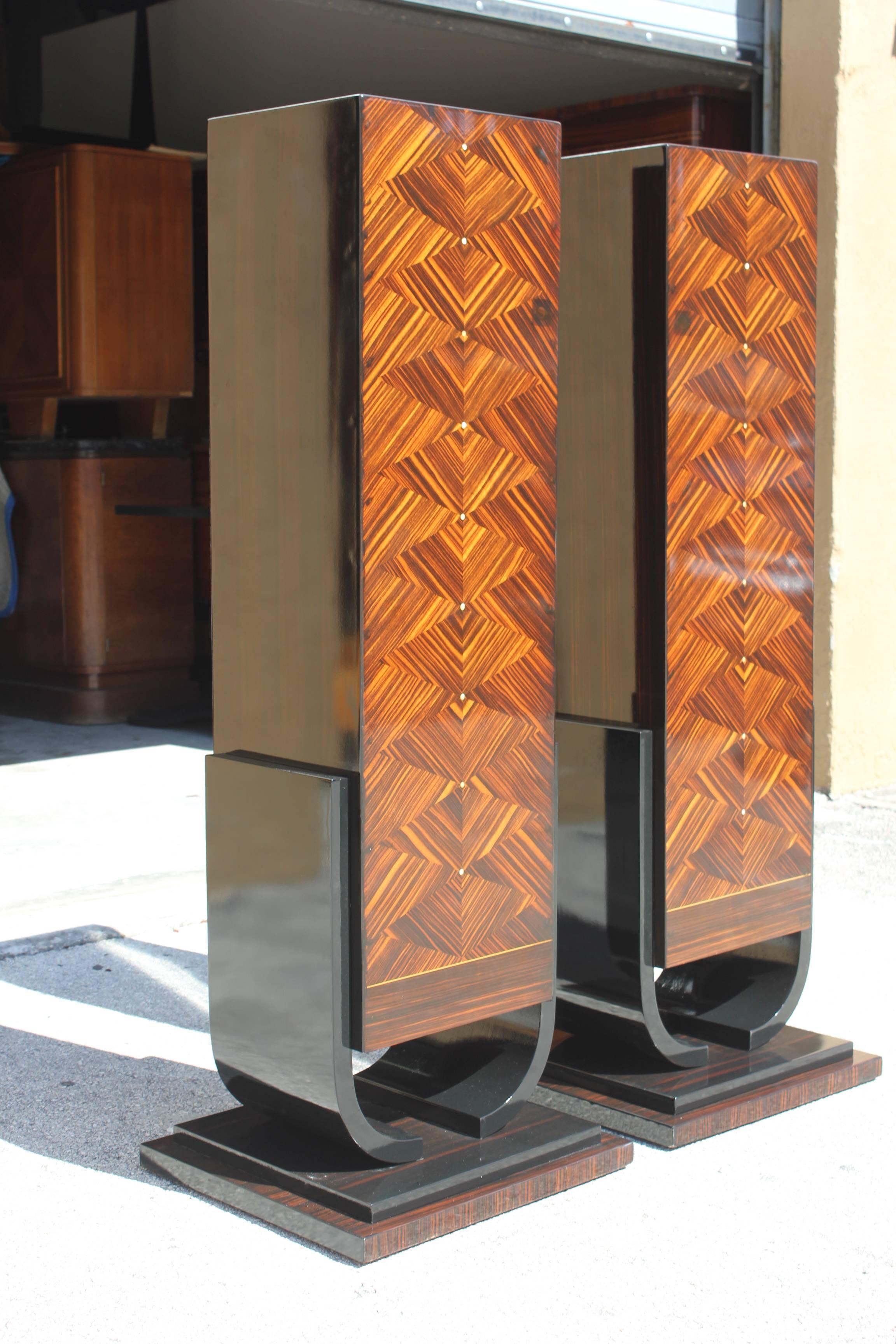 Pair of French Art Deco Exotic Macassar Ebony Pedestals, M-O-P Accents, 1940s In Excellent Condition In Hialeah, FL