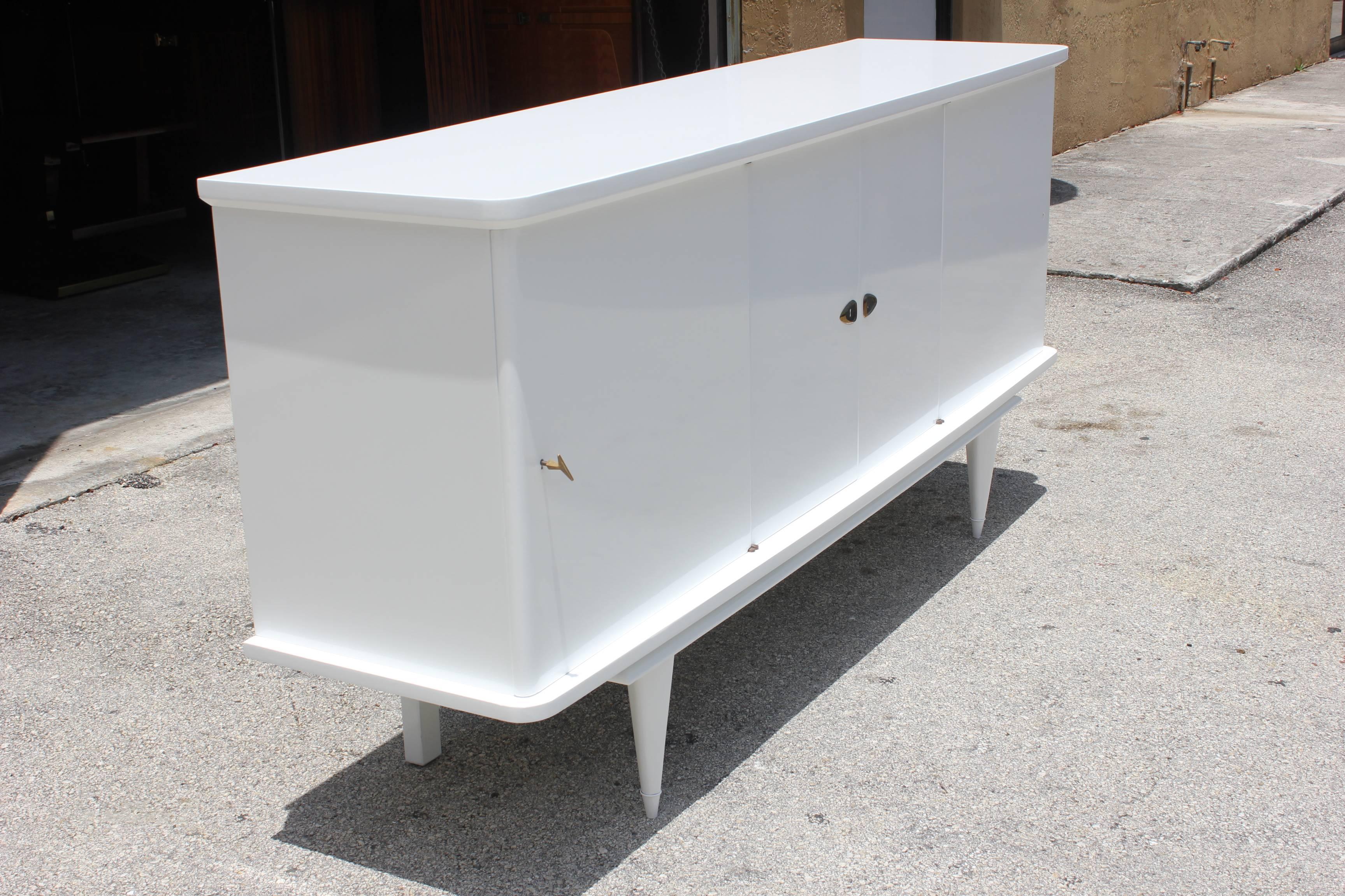 French Art Moderne/ Mid-Century Modern Snow White Lacquered Sideboard, 1950s In Excellent Condition In Hialeah, FL