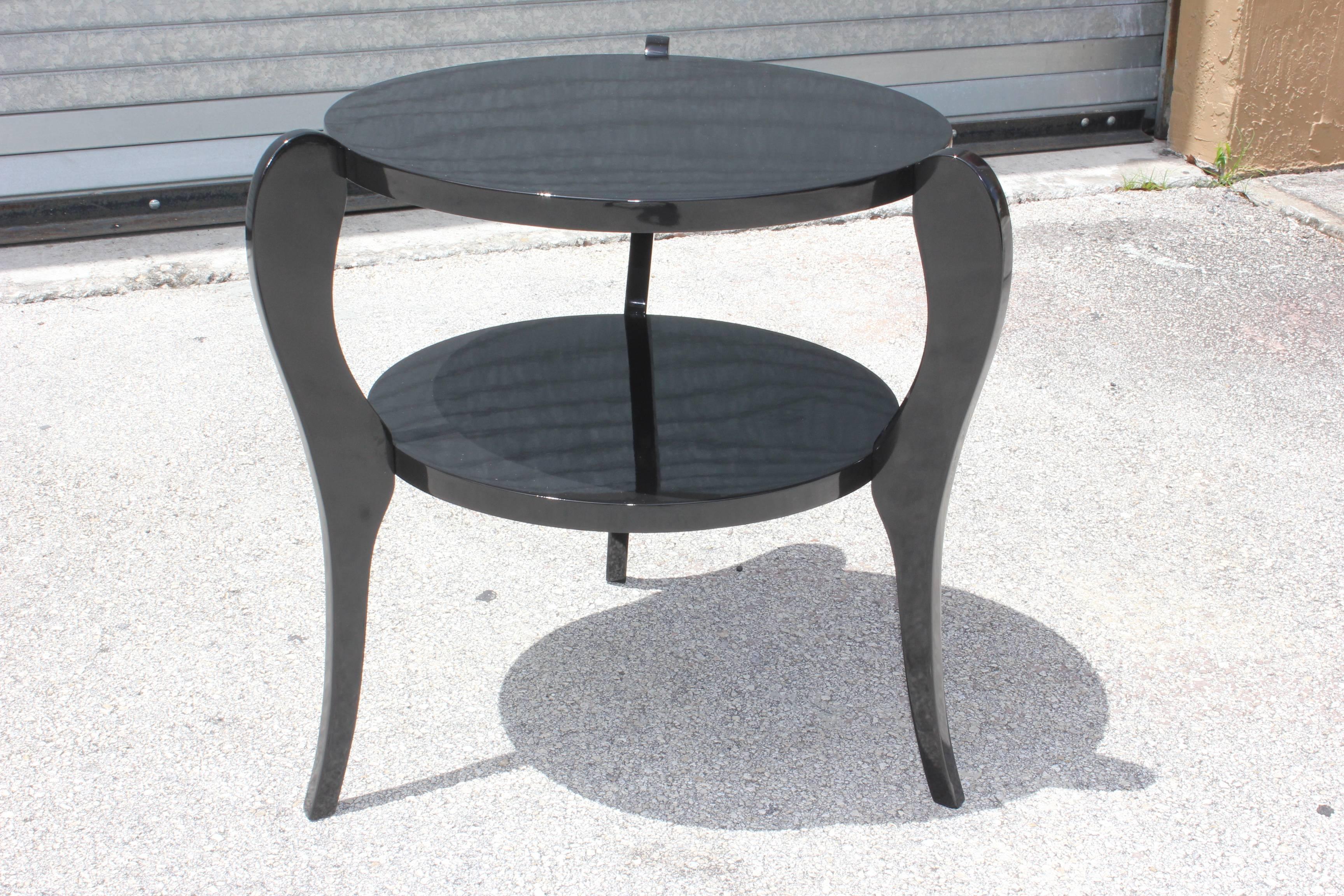 French Art Deco Tri-Leg Black Lacquer Two-Tier Accent Table, circa 1940s In Excellent Condition In Hialeah, FL