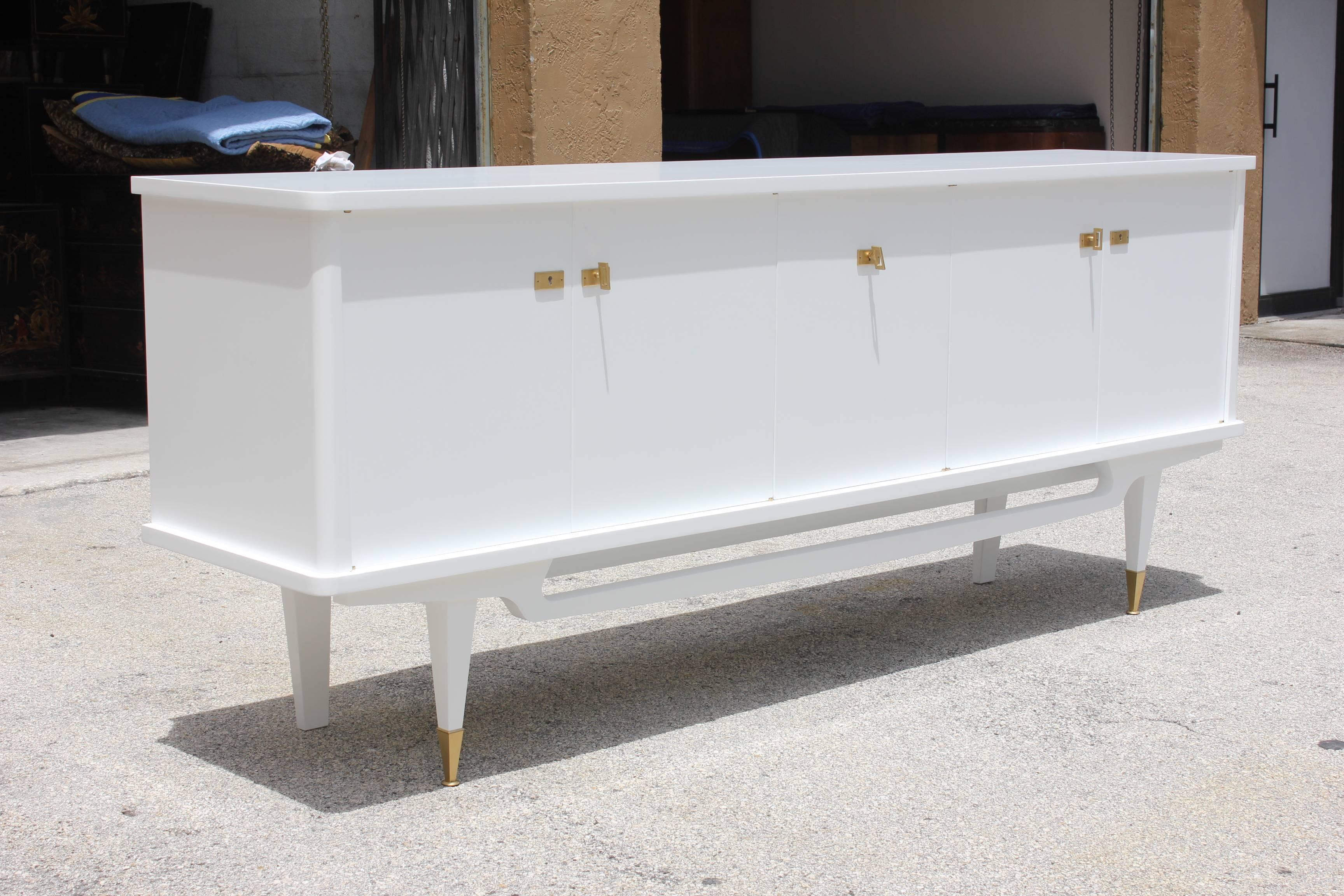 A beautiful French art deco / Art Modern snow white lacquered buffet or sideboard, circa 1940s. Freshly lacquered inside and out. Center bar and lots of storage space.