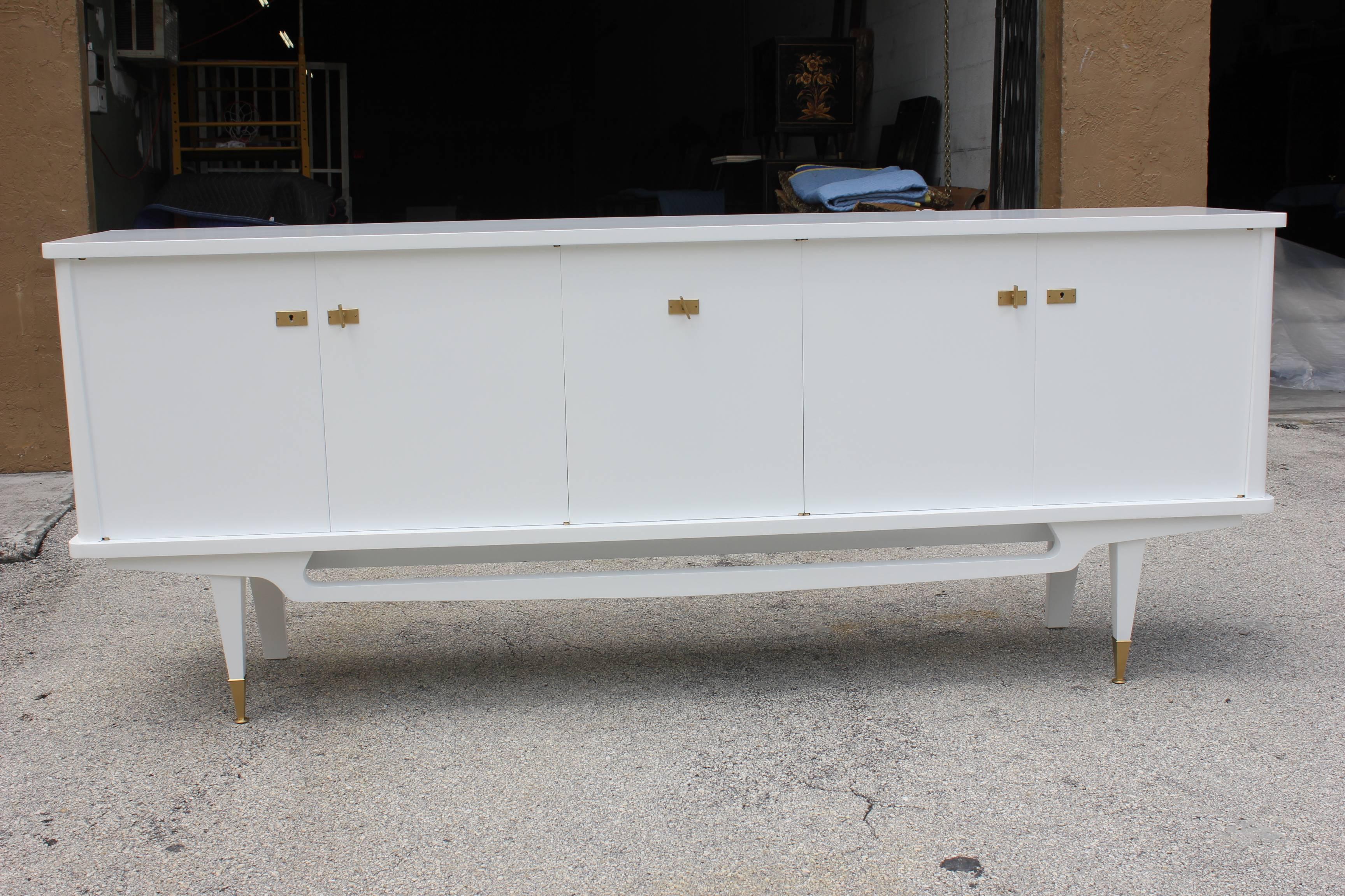 French Art Deco / Art Modern Snow White Lacquered Sideboard, 1940s In Excellent Condition In Hialeah, FL