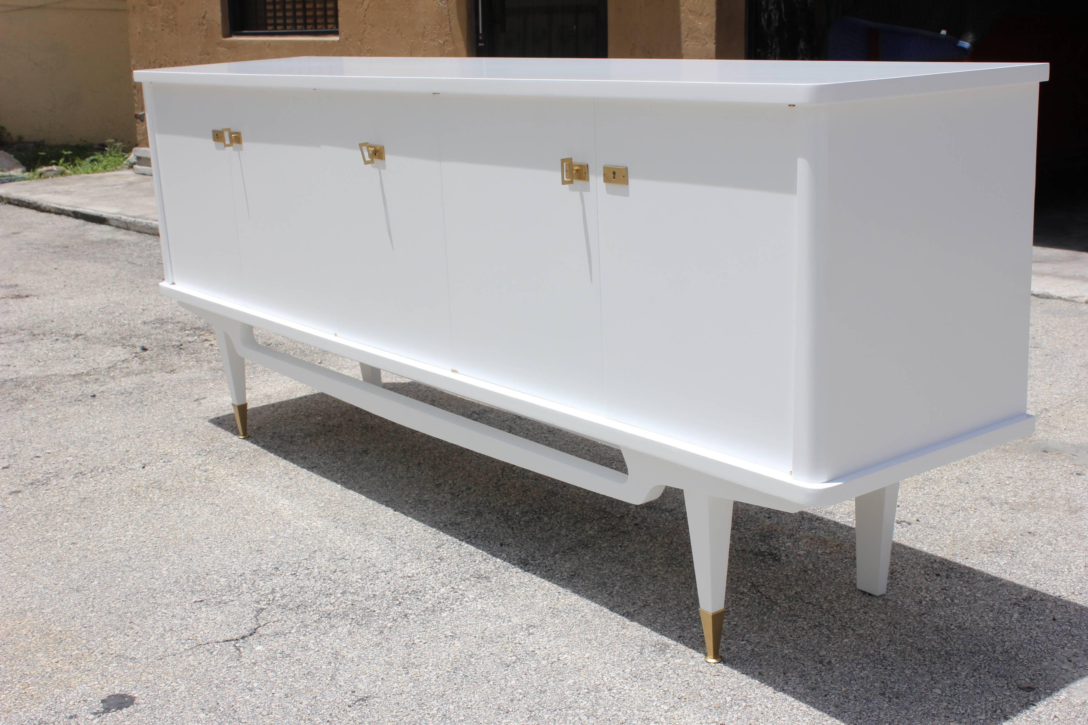 Mid-20th Century French Art Deco / Art Modern Snow White Lacquered Sideboard, 1940s