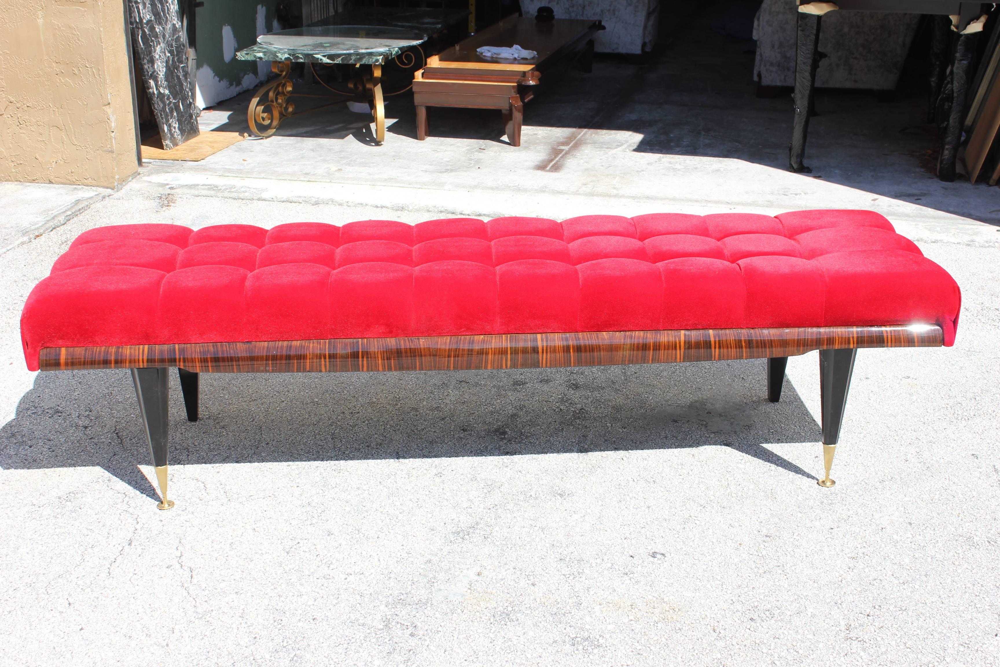 A French Art Deco exotic Macassar ebony red velvet sitting bench, circa 1940s. Newly refinished and lacquered frame and newly upholstered. Black lacquer legs with metal toe caps.