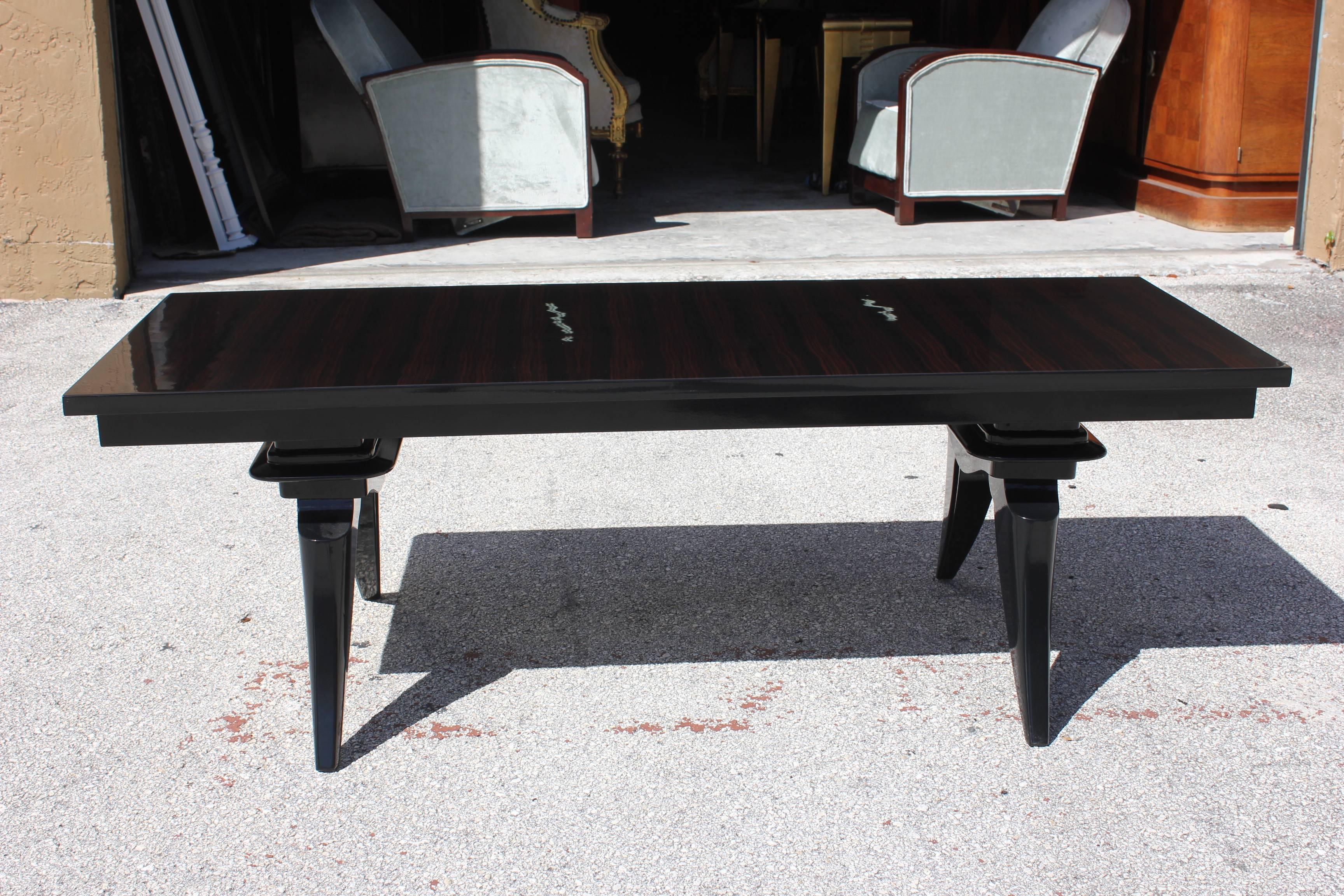 Grand French Art Deco Exotic Macassar Ebony Coffee or Cocktail Table, 1940s In Excellent Condition In Hialeah, FL