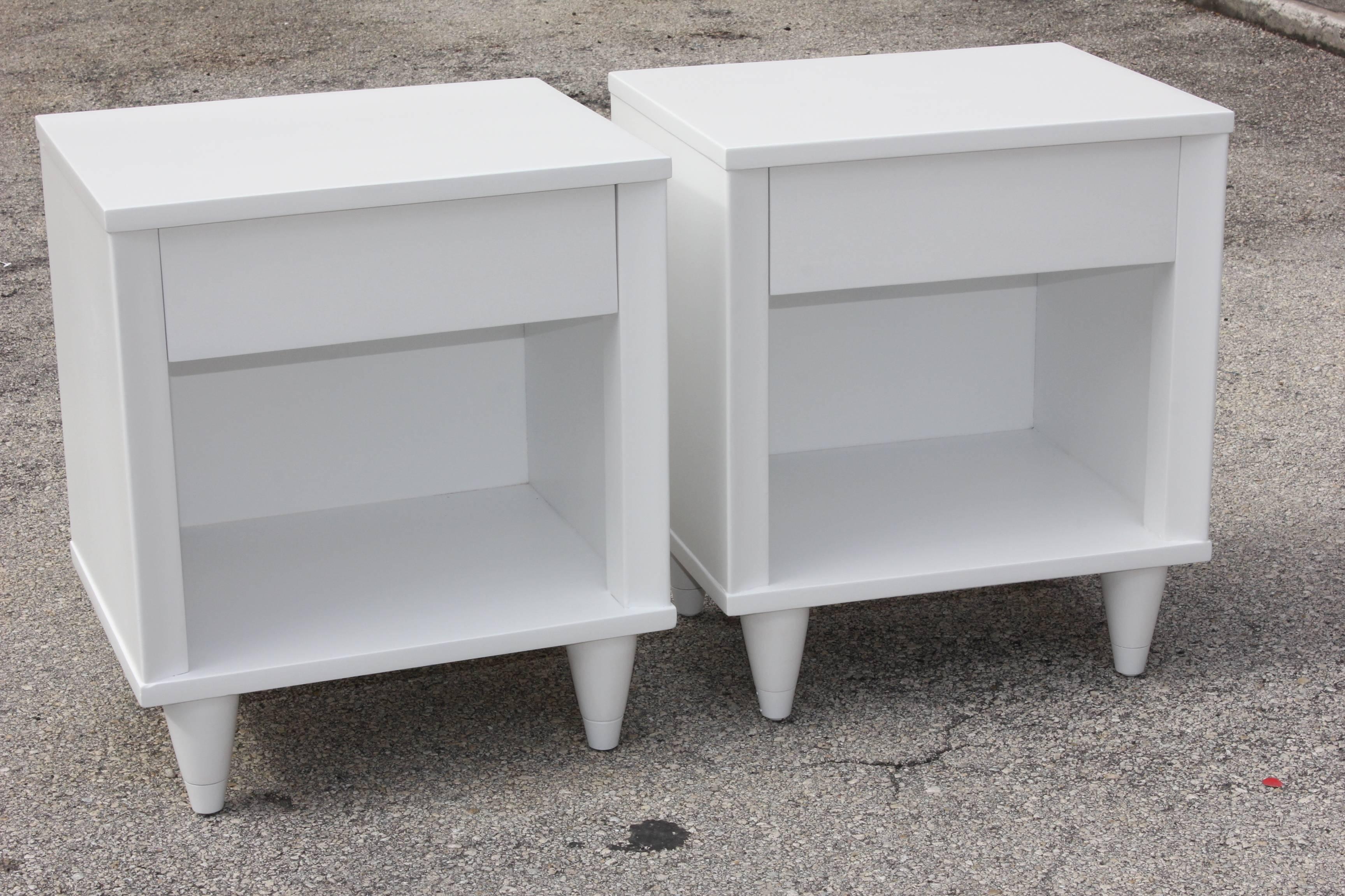 A pair of French Mid-Century Modern snow white lacquered nightstands, circa 1950s. Newly lacquered in brilliant snow white.