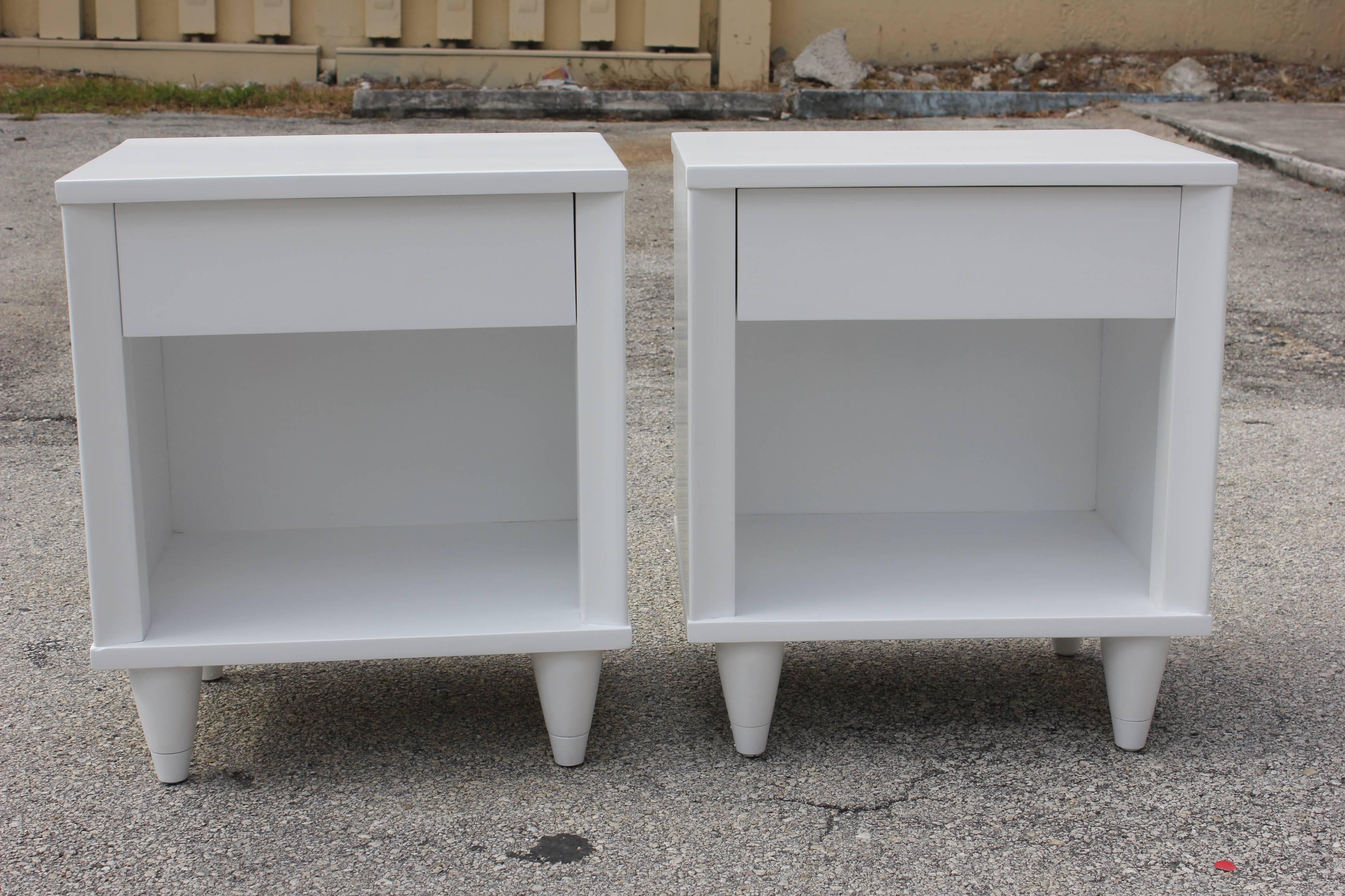 Pair of French Mid-Century Modern Snow White Nightstands, circa 1950s In Excellent Condition In Hialeah, FL