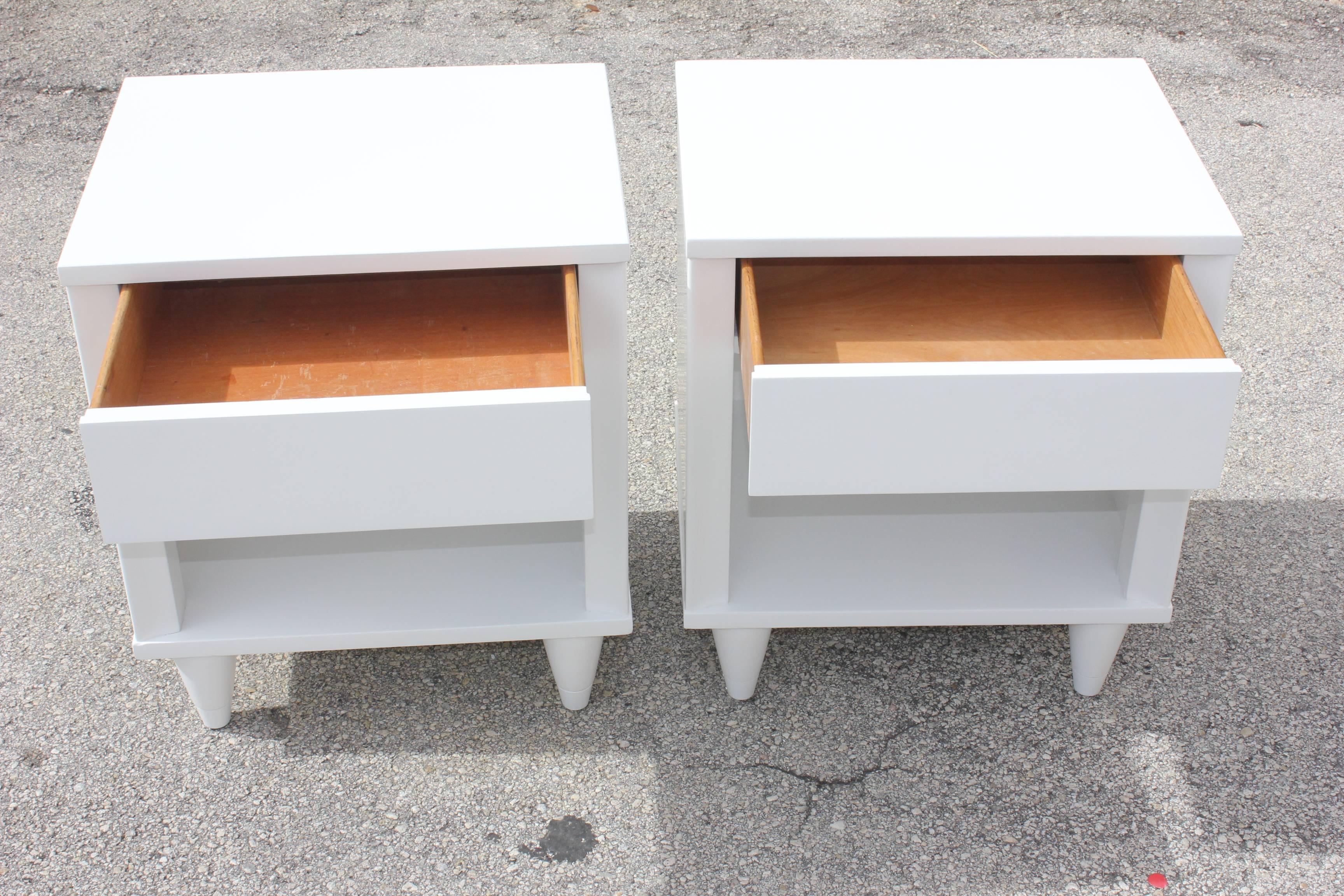 Pair of French Mid-Century Modern Snow White Nightstands, circa 1950s 4