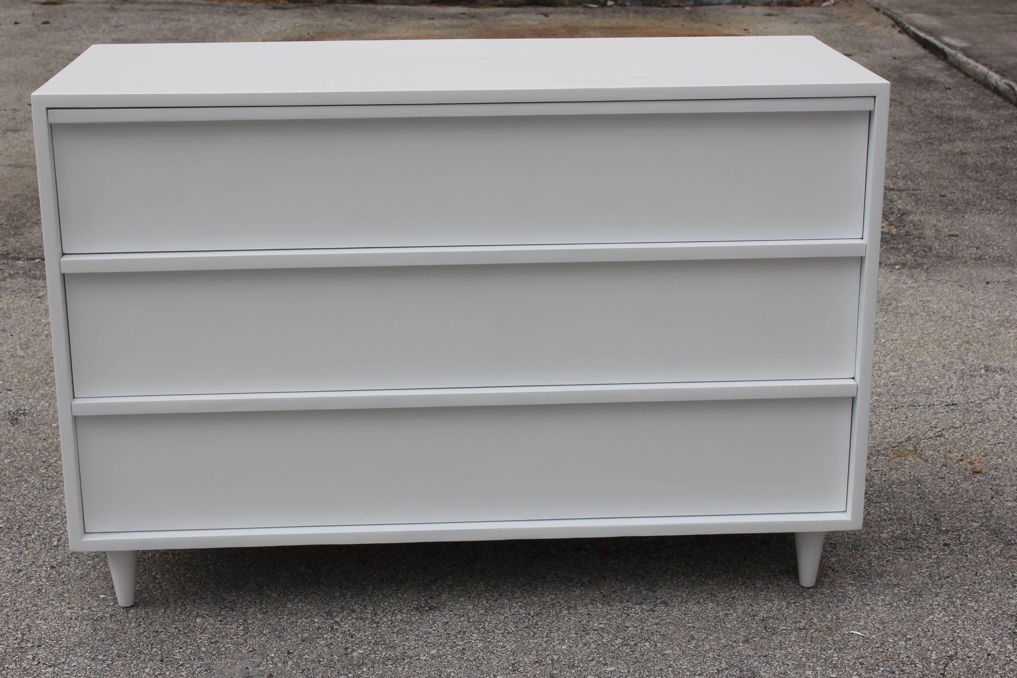 A French Mid-Century Modern snow white lacquered three-drawer dresser, circa 1950s. Newly lacquered in brilliant white.