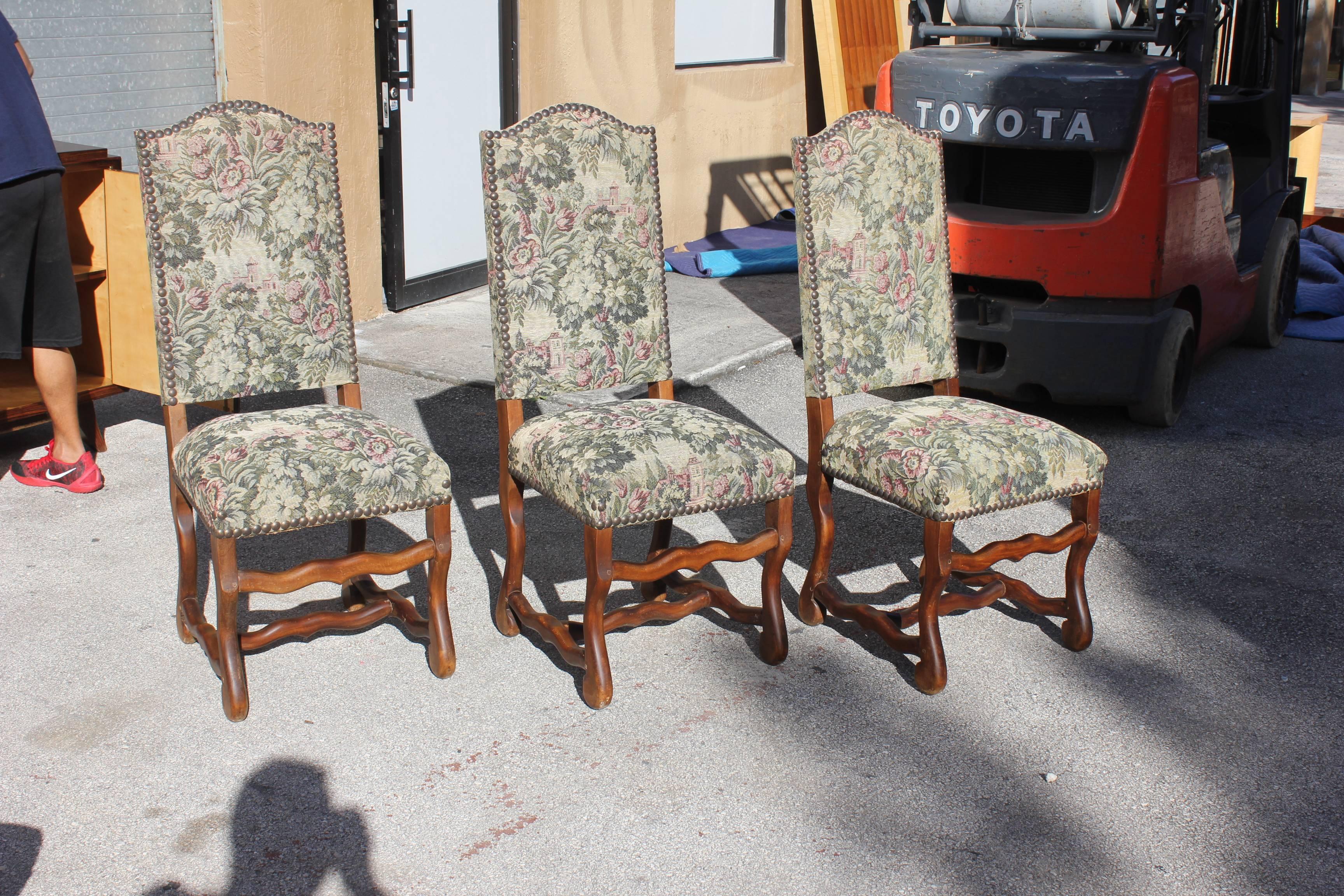 Beautiful set of six Louis XIII style Os de Mouton dining chairs with chapeau de gendarme backs, circa 1880s. Vintage fabric upholstery with nailheads, solid walnut chair frames are in excellent condition. From South France Nice.