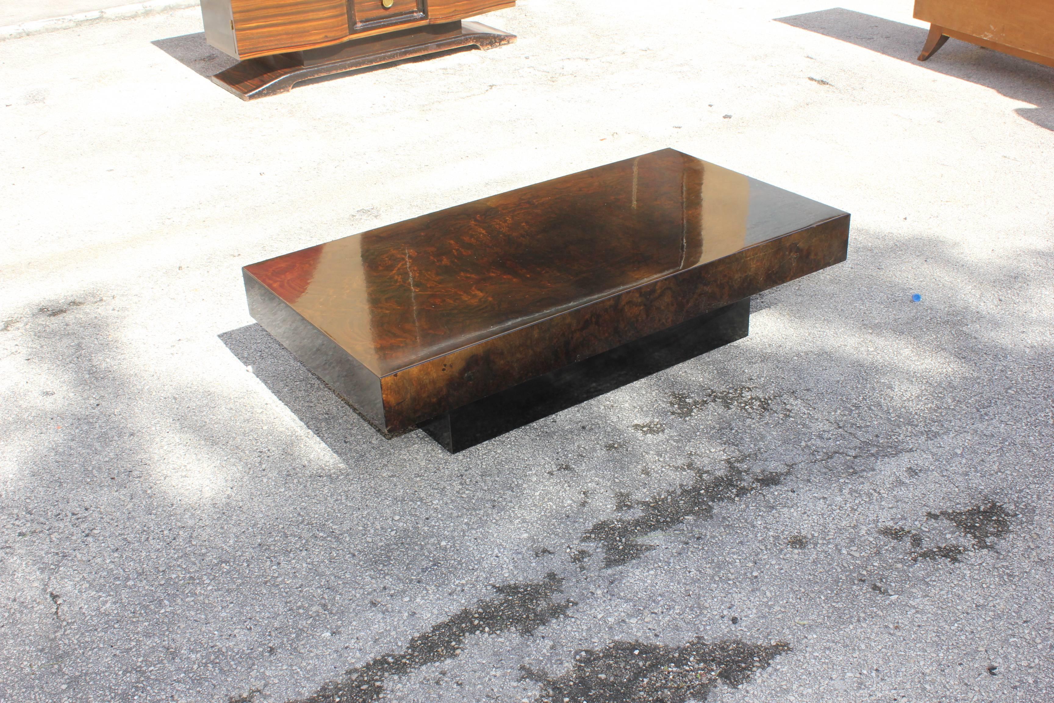 Stunning French Art Deco or Art Modern Coffee Table Burl Walnut, circa 1940s In Excellent Condition In Hialeah, FL