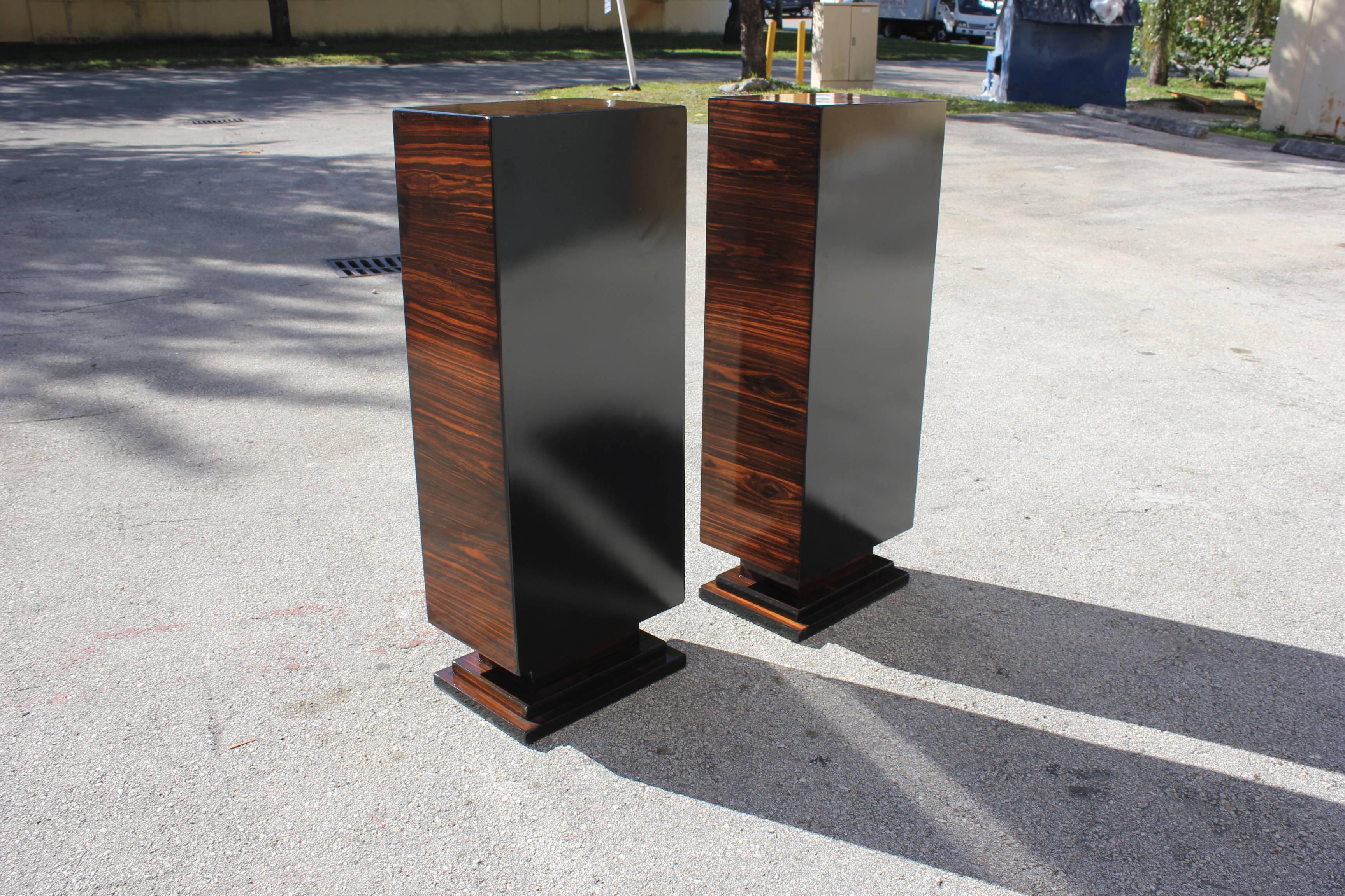 Mid-20th Century Pair of French Art Deco Exotic Macassar Ebony Pedestals, M-O-P Accents, 1940s