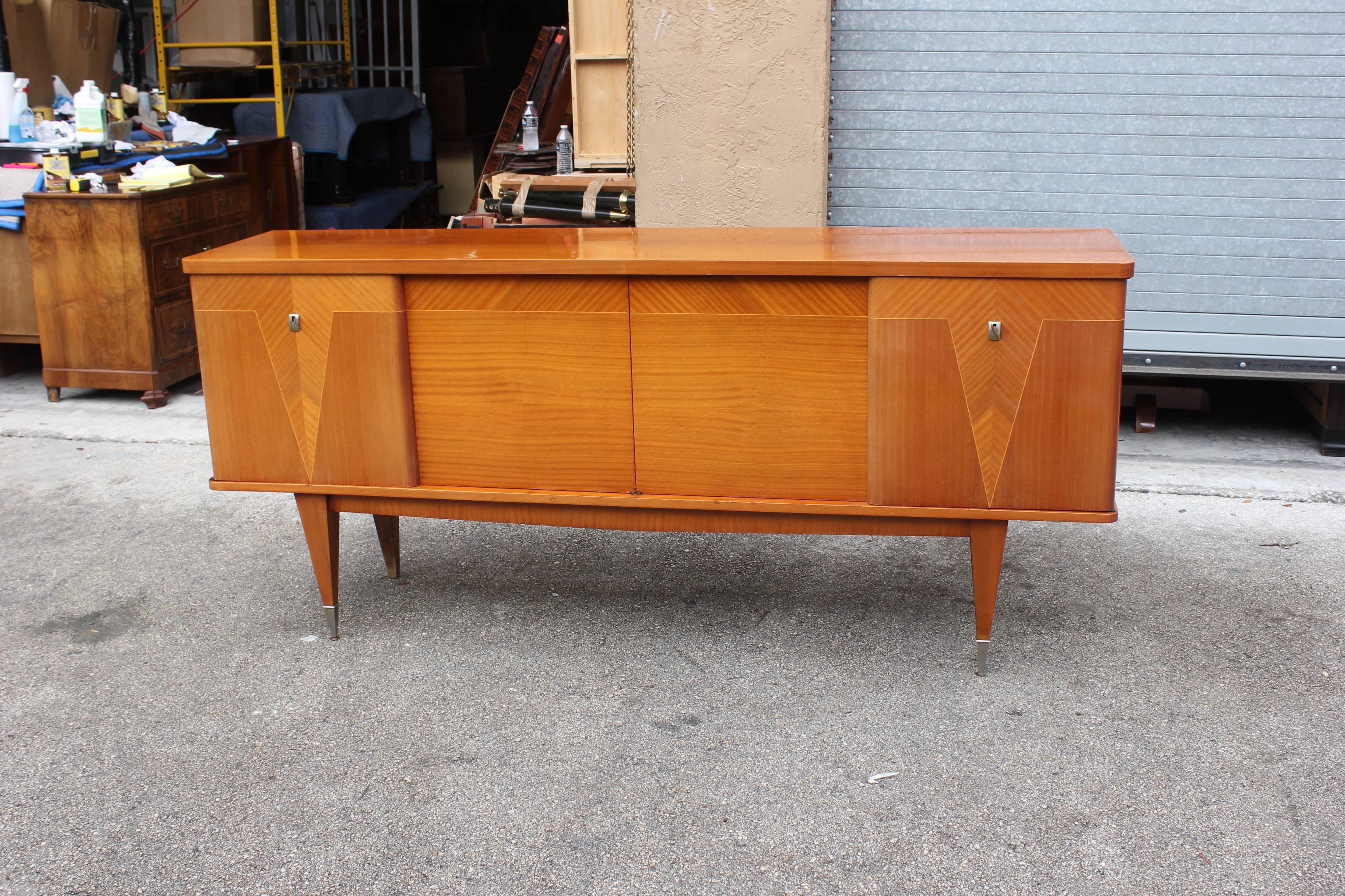 French Art Deco flame mahogany "V" sideboard or buffet high gloss finish, circa 1940s. Please note these sideboard or buffets can be taken apart to accommodate elevator needs if necessary.