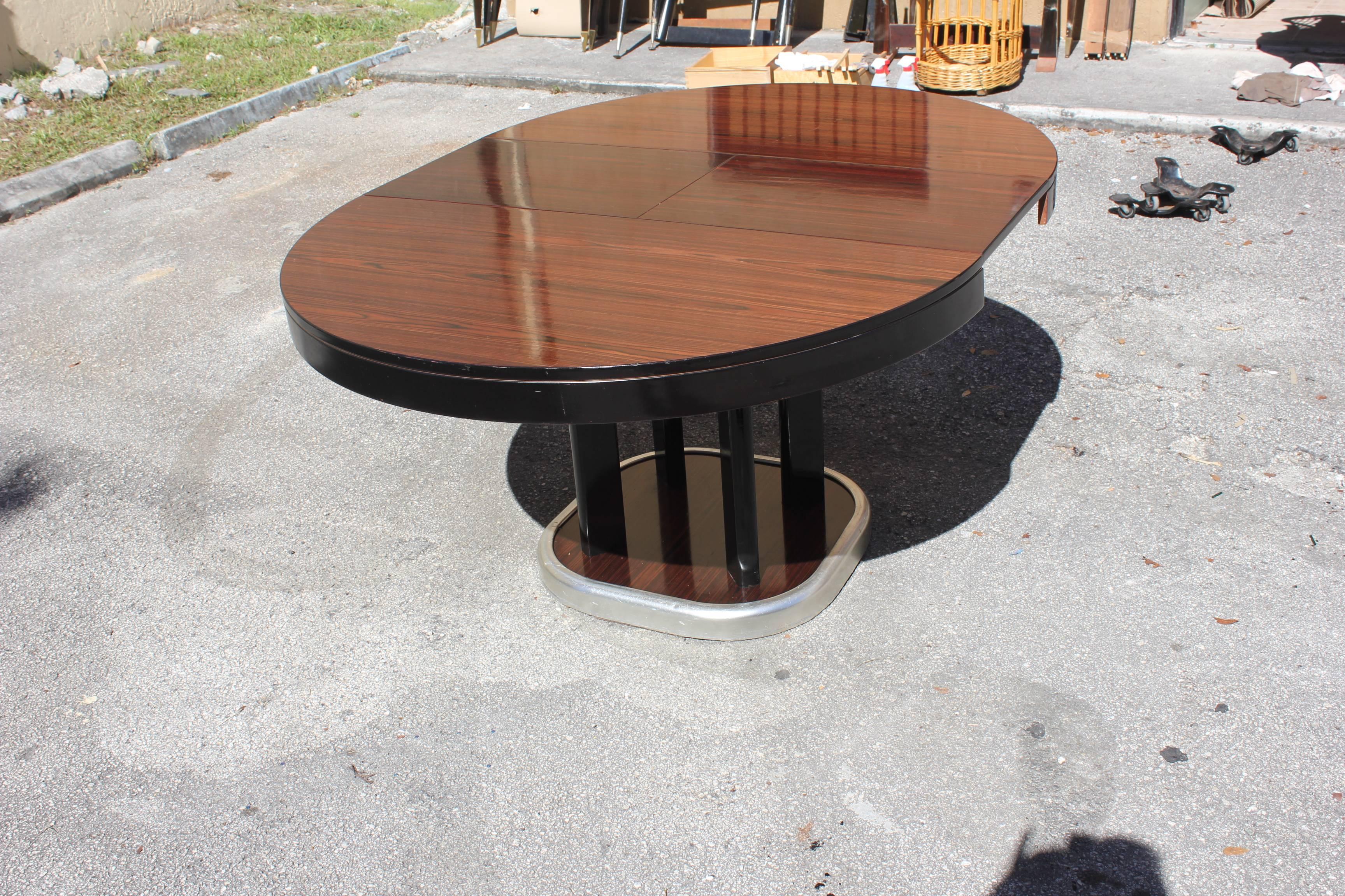 French Art Deco Macassar Ebony Round Dining Table with Built in Extension Leaf In Excellent Condition In Hialeah, FL