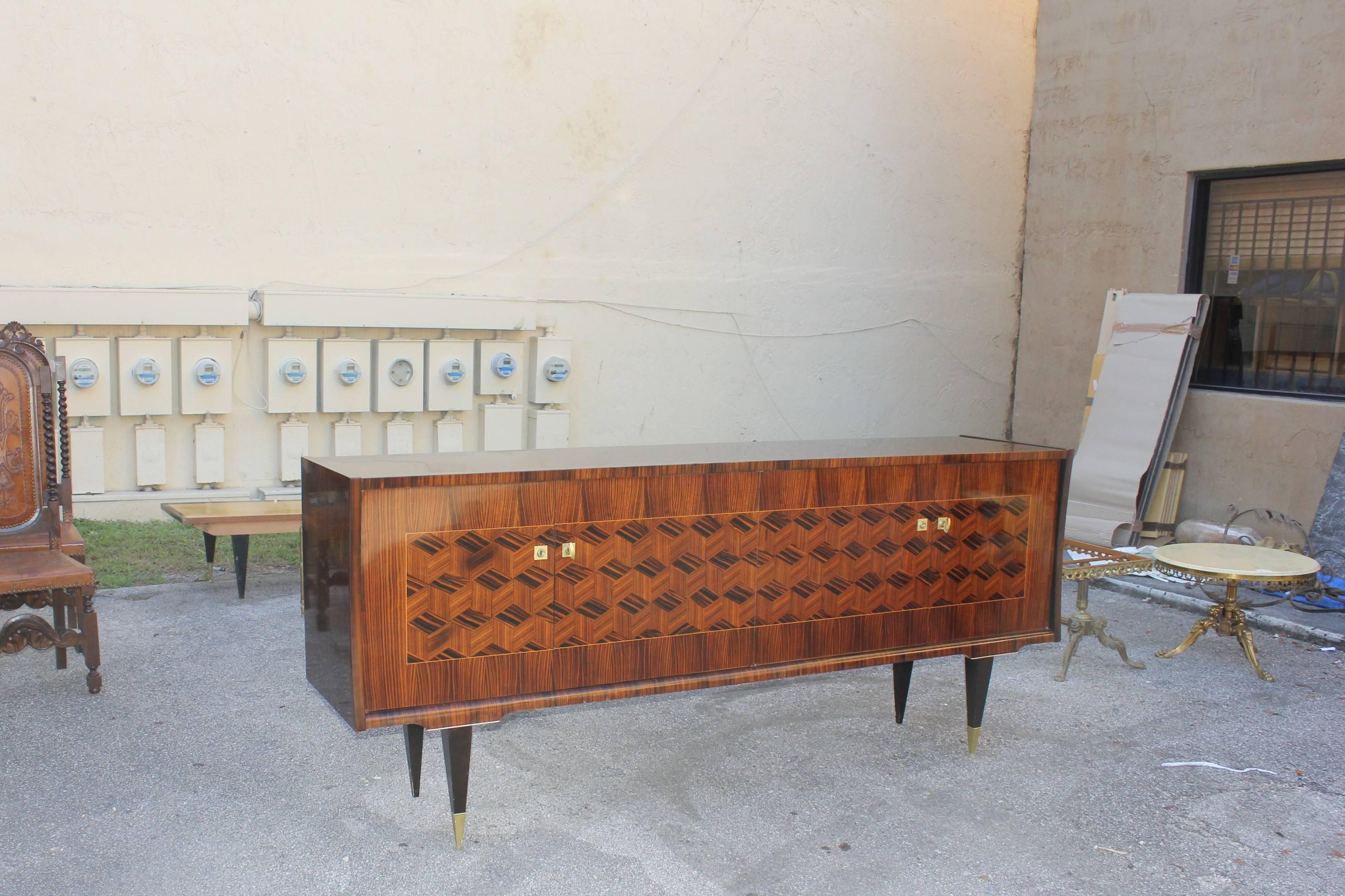 French Art Deco exotic Macassar ebony marquetry sideboard or buffet in perfect condition, circa 1940. Please note these buffets can be taken apart to accommodate elevator needs if necessary.
