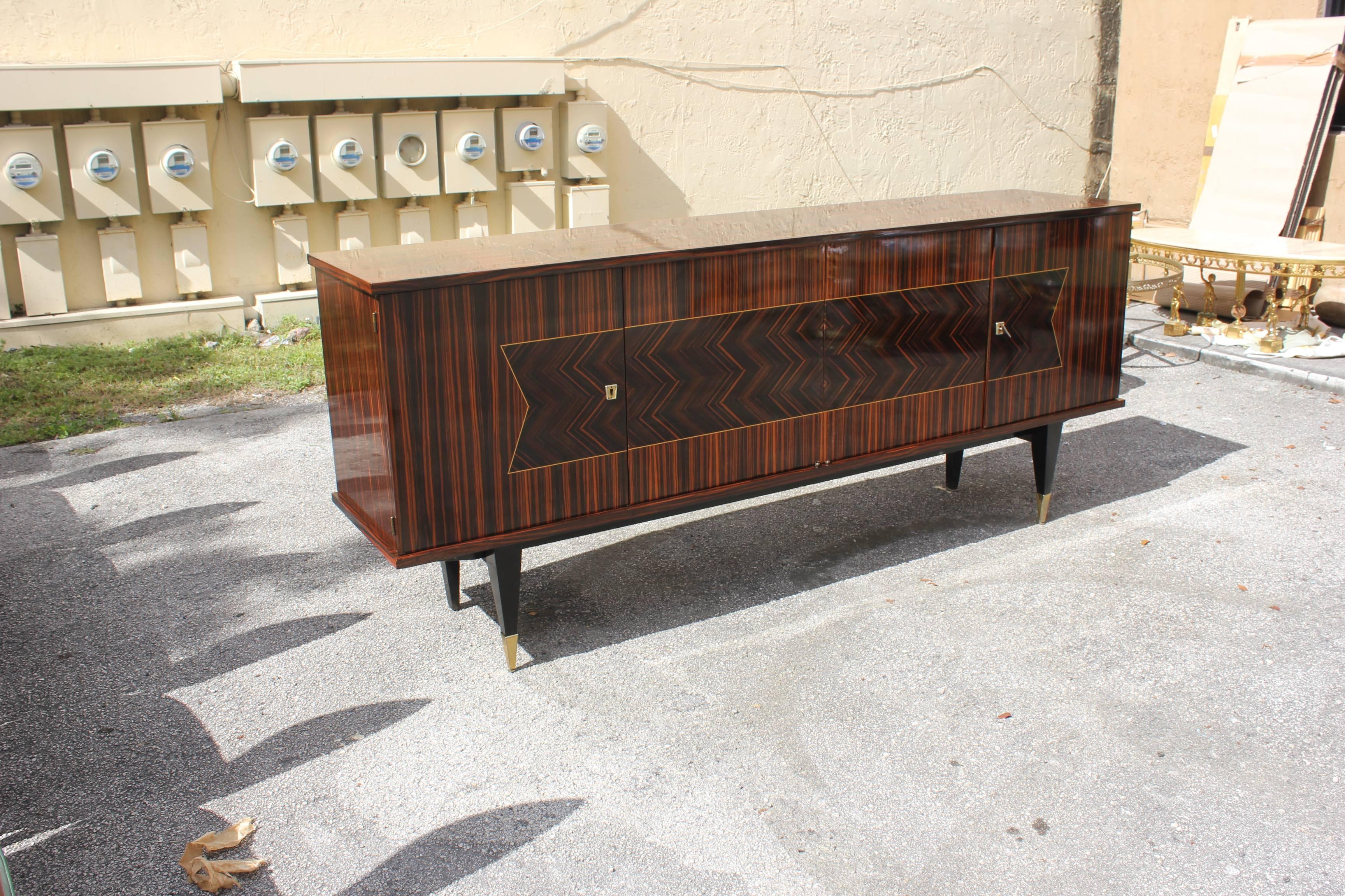Beautiful French Art Deco Macassar Ebony Zig Zag Sideboard, circa 1940s In Excellent Condition In Hialeah, FL