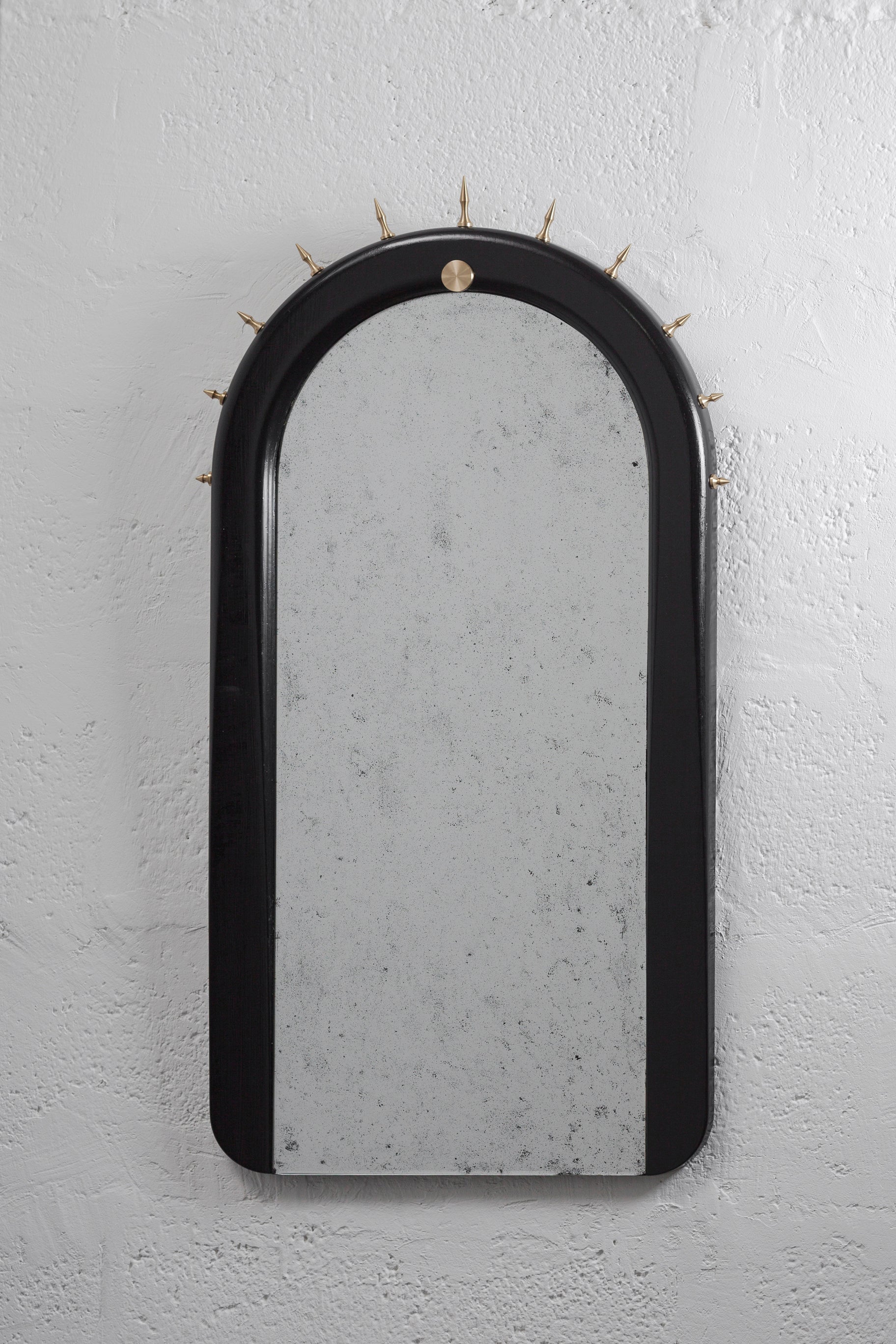 Specchio da parete realizzato in legno massiccio di seike con finitura a olio naturale, vetro a specchio anticato e ferramenta in bronzo tornito o acciaio inox.

Lo specchio da parete SITIERA_01 è un'astrazione della corona della Virgen de Quito di