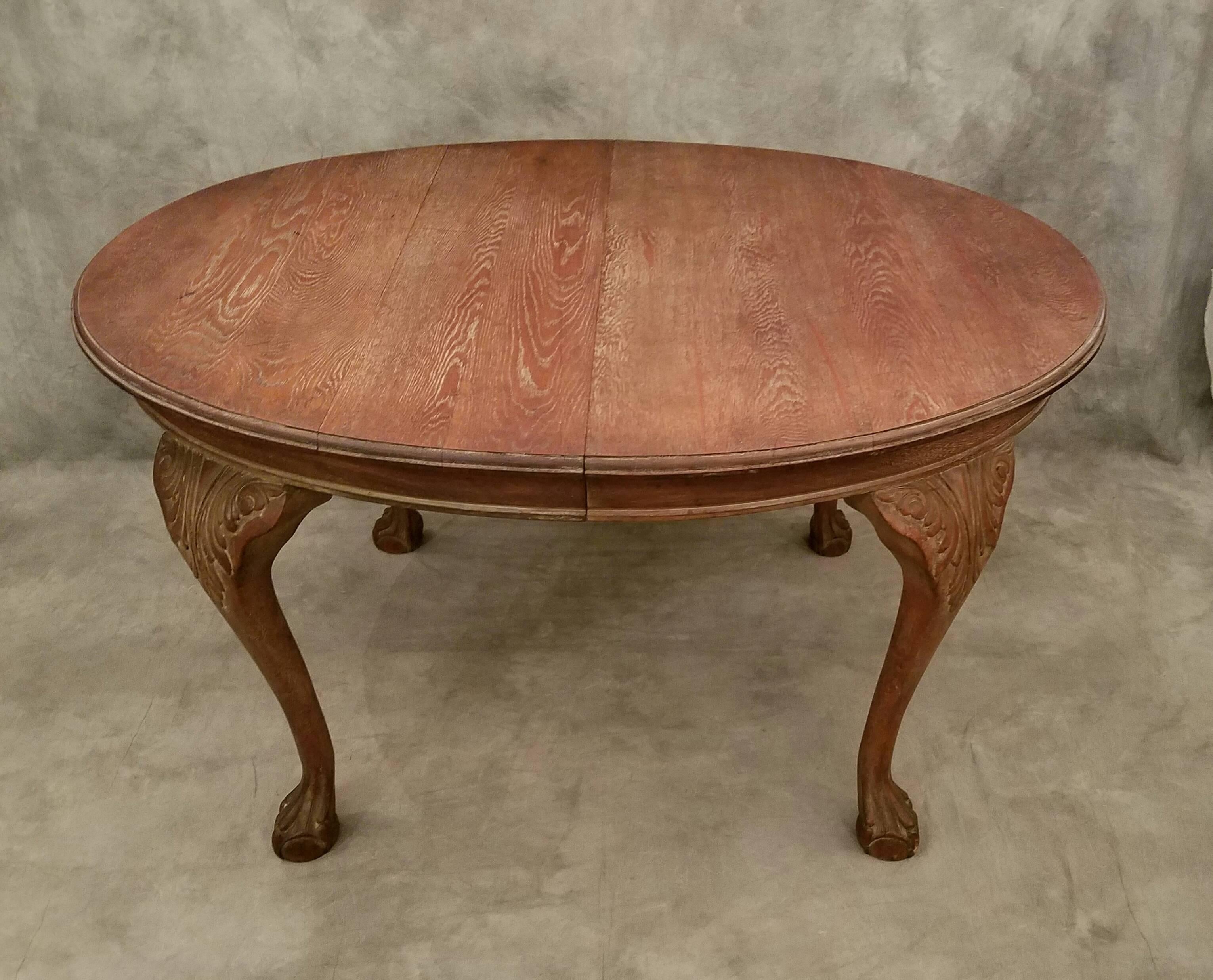 Large oval Chippendale carved oak dining table with two leaves, carved knees on cabriole legs ending with claw-and-ball feet. 

Measures: Height 31
