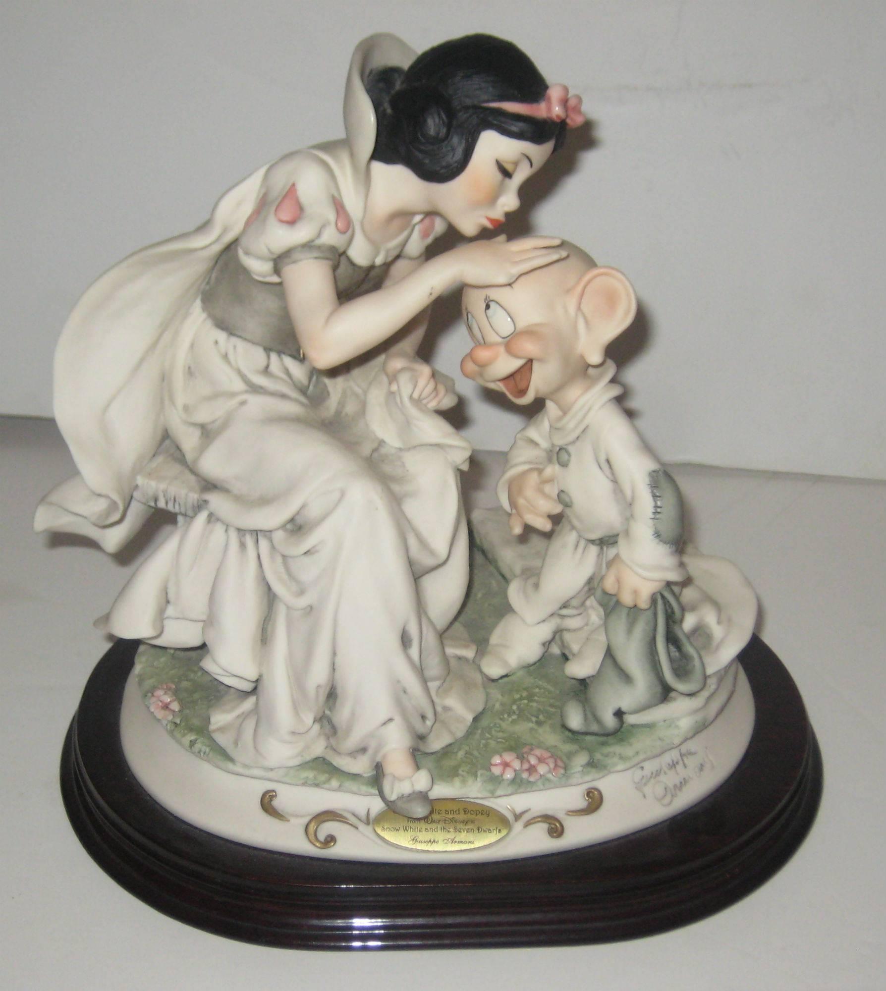 Moderne Collection de quatre figurines de personnages de Giuseppe Armani Disney