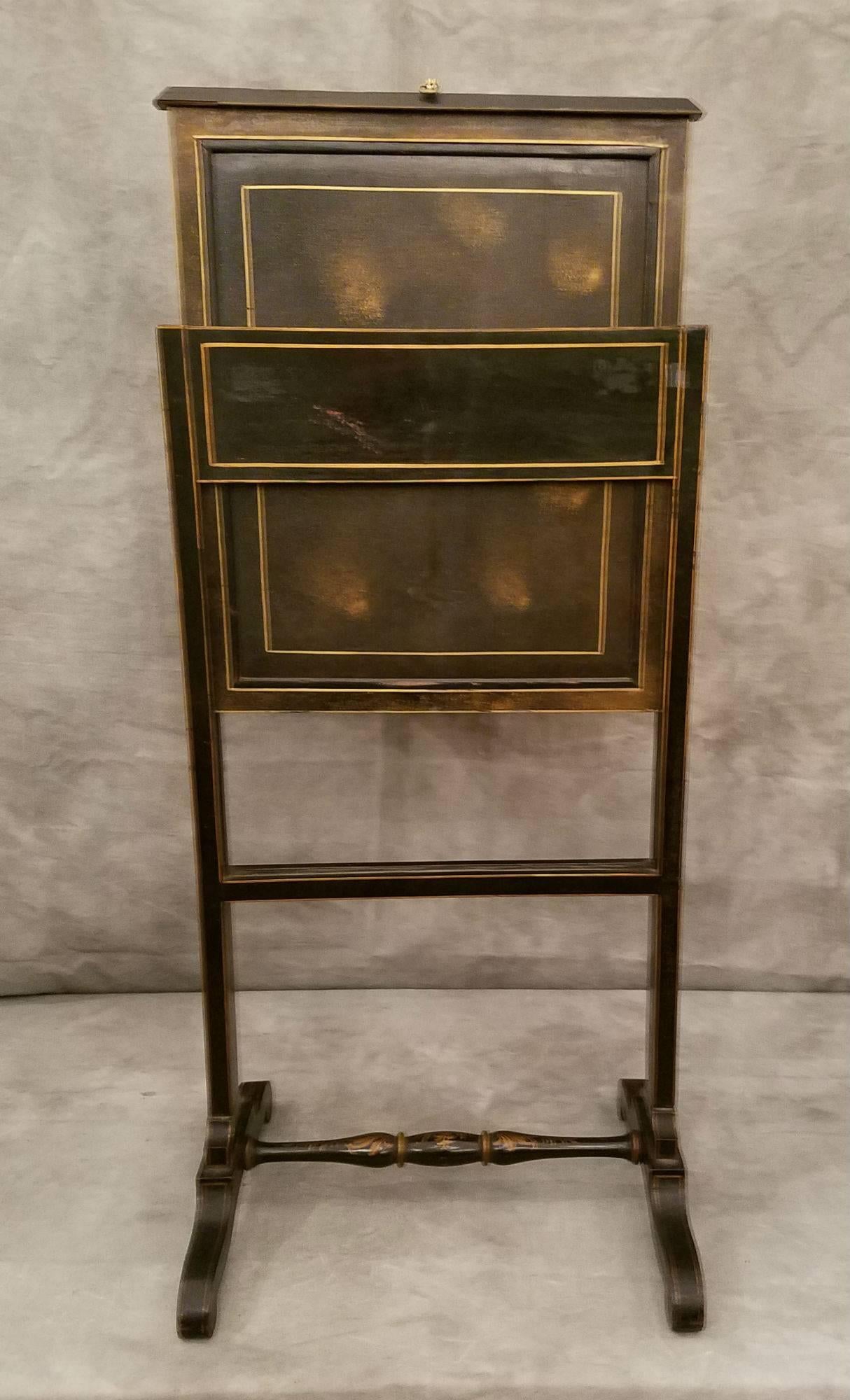 English Chinoiserie Decorated Fireside Table In Good Condition For Sale In Miami, FL