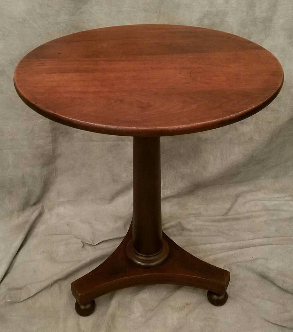 Empire mahogany tilt-top table. 

Table tilt up H: 42.5