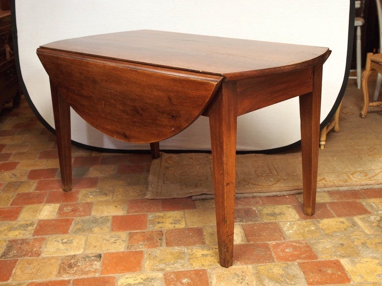19th Century French Walnut Drop-Leaf Table In Excellent Condition In New Orleans, LA