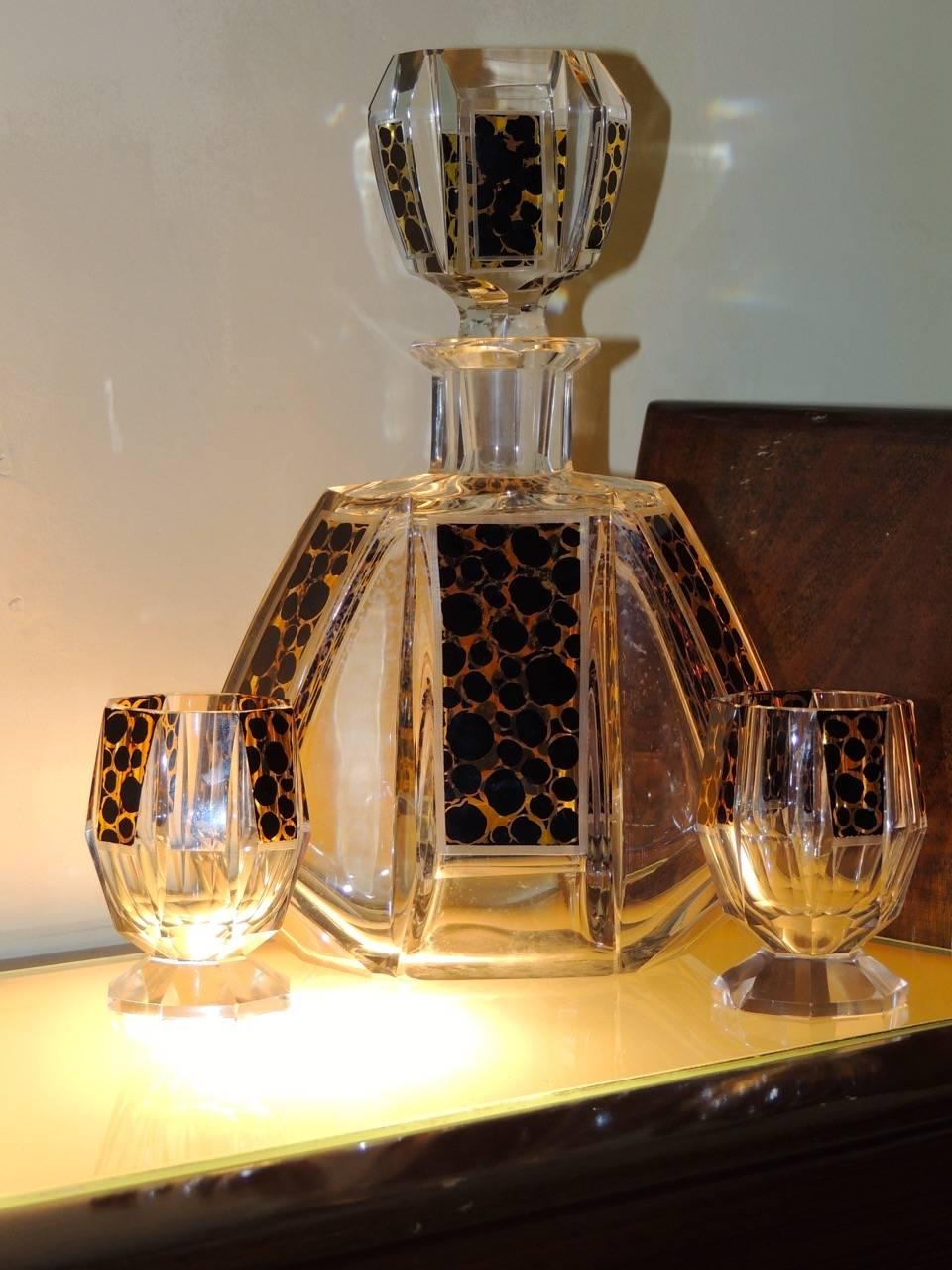 This Art Deco Bohemian crystal decanter Set with its stylish leopard pattern is complete with six glasses. Its ten facets give it extra dimension and the condition is excellent. We think every home with a bar or buffet should have a decanter set as