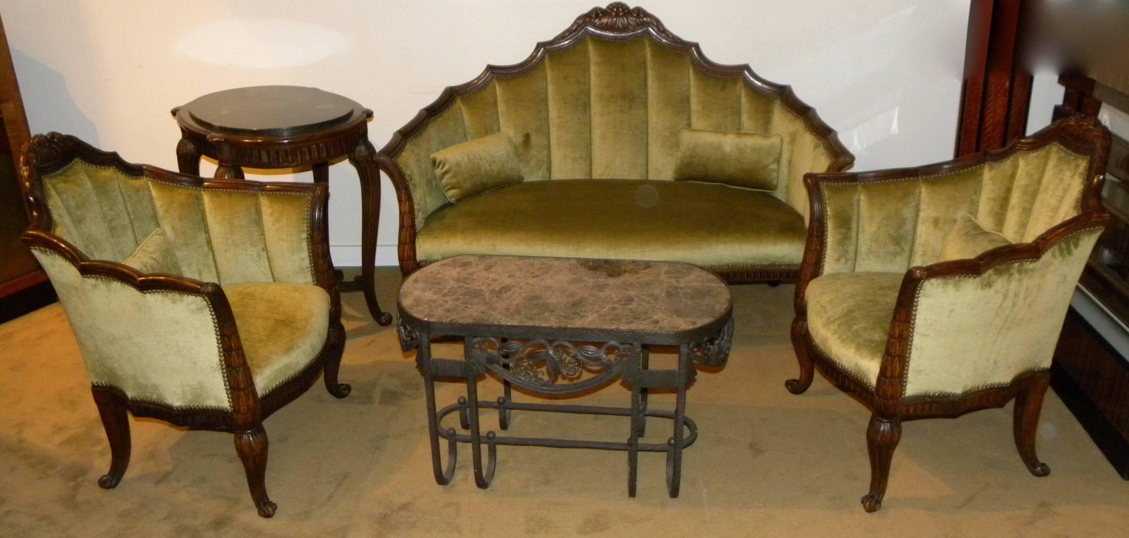 Canapé original Art Déco français, chaises et table assortie. Cet ensemble spectaculaire, dont le cadre est sculpté de manière complexe, représente l'artisanat d'antan, tout en bois massif. L'ensemble a été fabriqué vers 1920-1924 et représente la