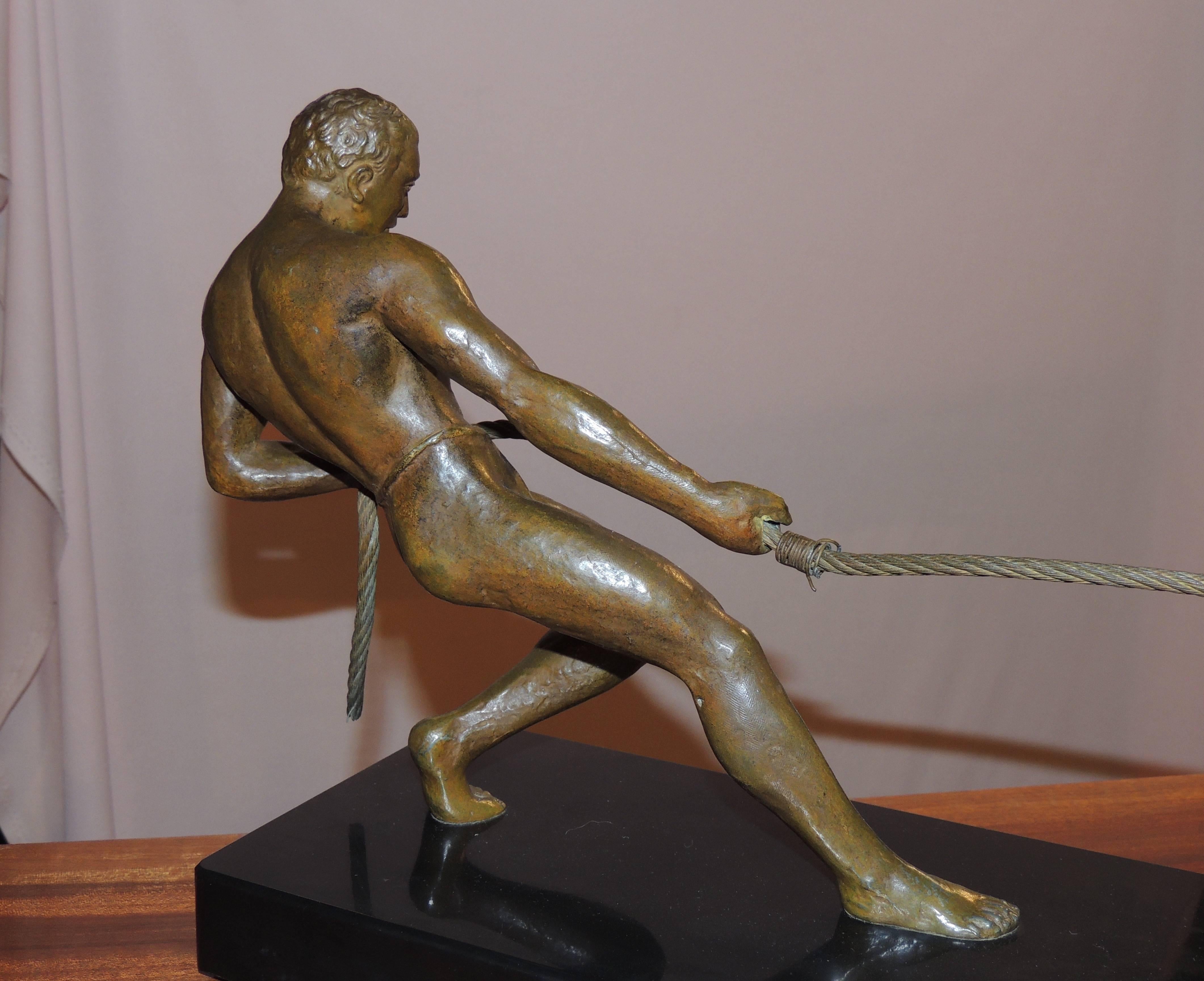 Art-Déco-Bronzestatue eines Mannes, der ein Boot schießt, Skulptur im Angebot 3