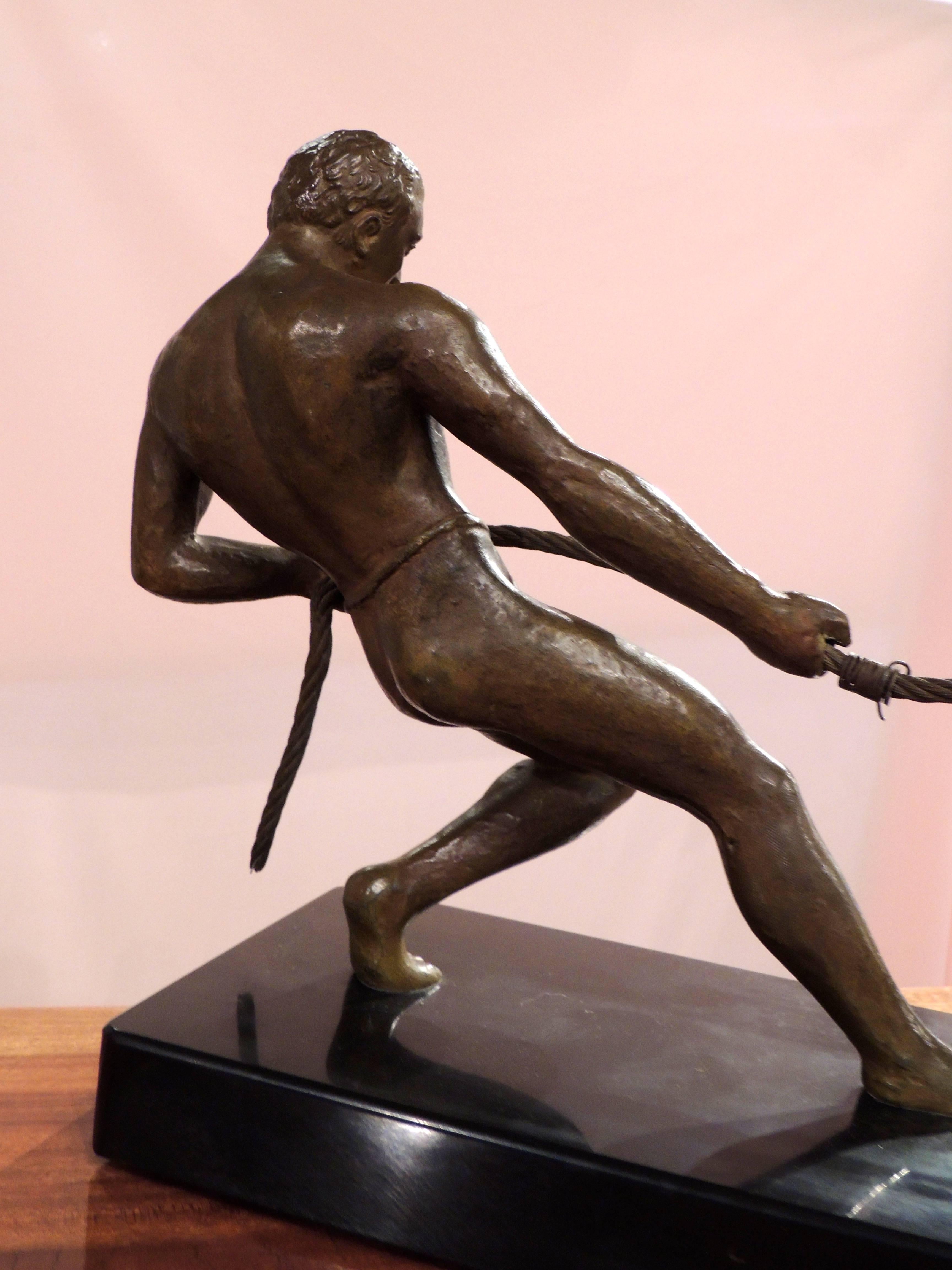 Art-Déco-Bronzestatue eines Mannes, der ein Boot schießt, Skulptur im Angebot 4