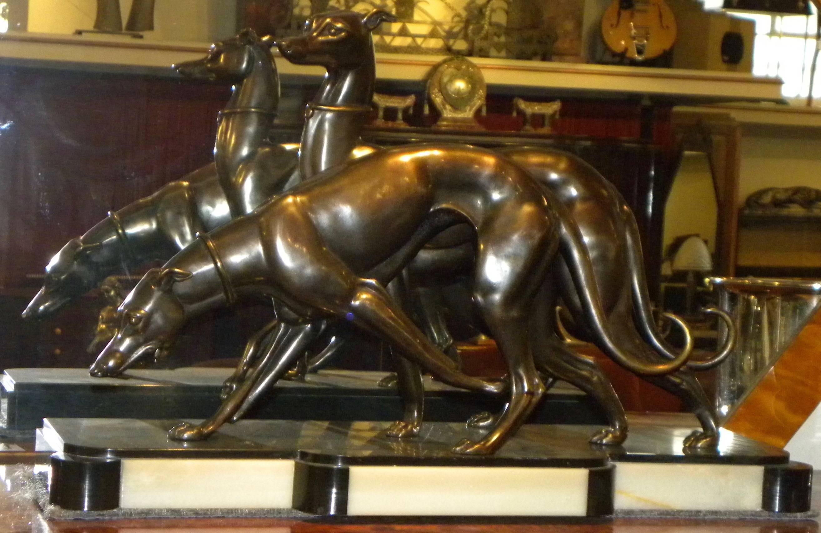 Marbre Statue de chien Art Déco par Rochard
