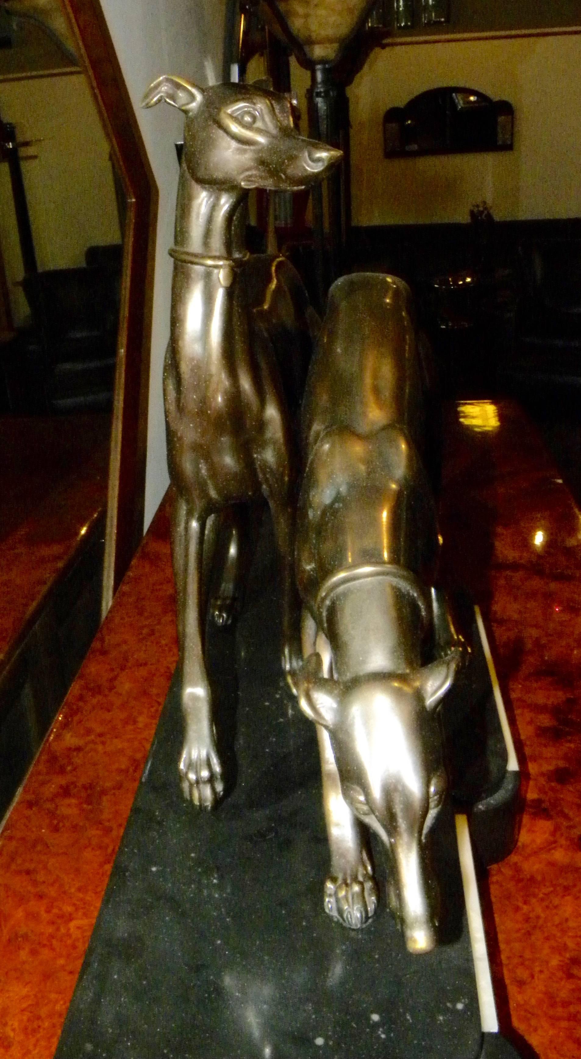 Milieu du XXe siècle Statue de chien Art Déco par Rochard