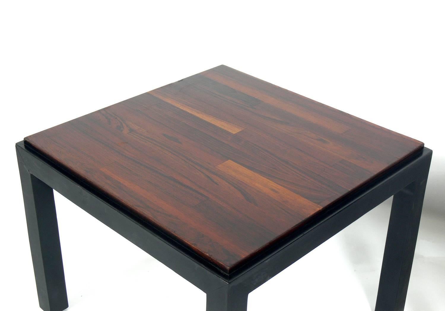 Mid-Century Modern Pair of Rosewood and Black Lacquer End Tables by Milo Baughman For Sale