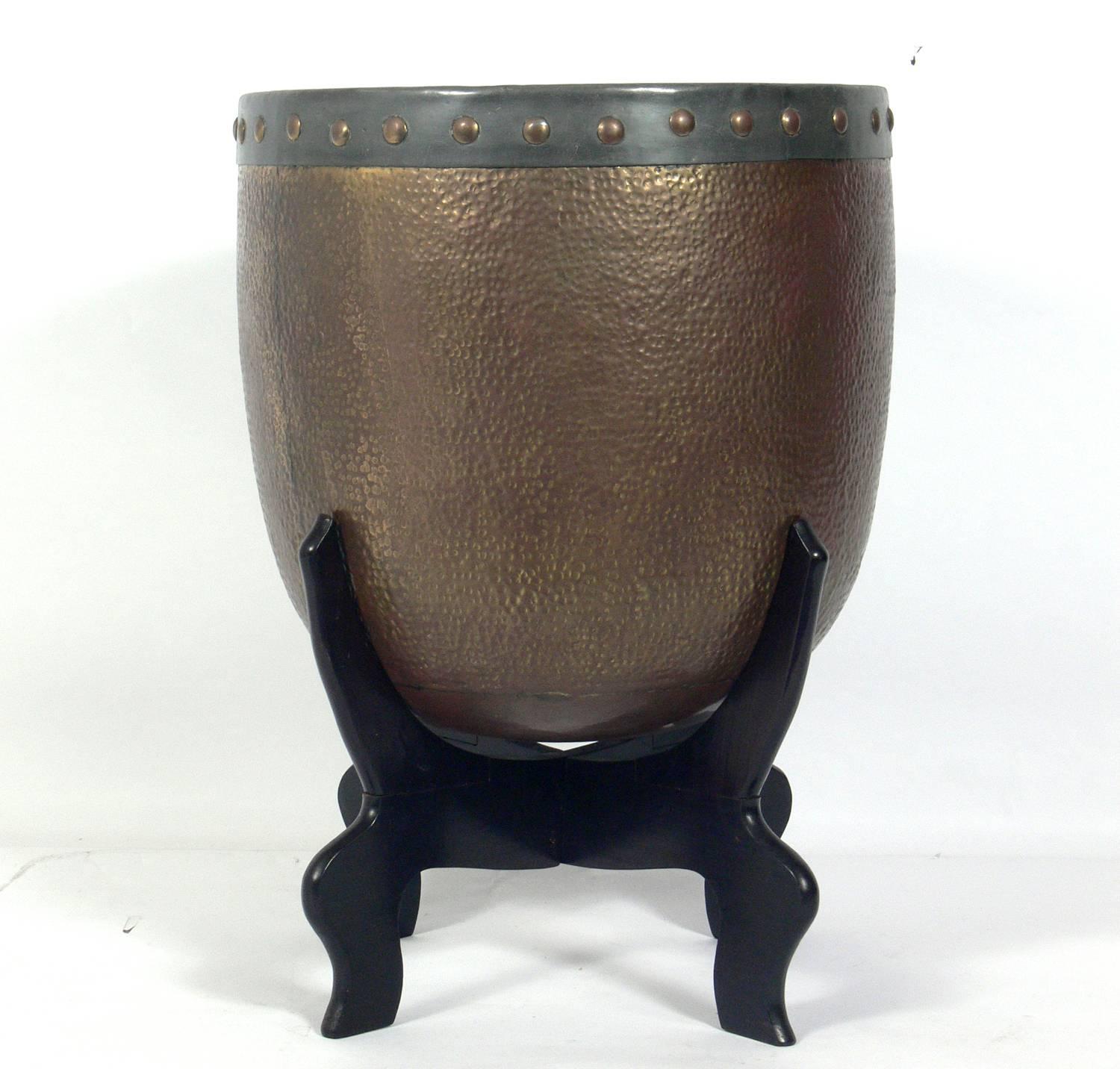 Large-scale Asian brass and copper urn planter on stand, circa 1950s. Retains warm original patina to the brass, copper, and the lacquered wood base.
