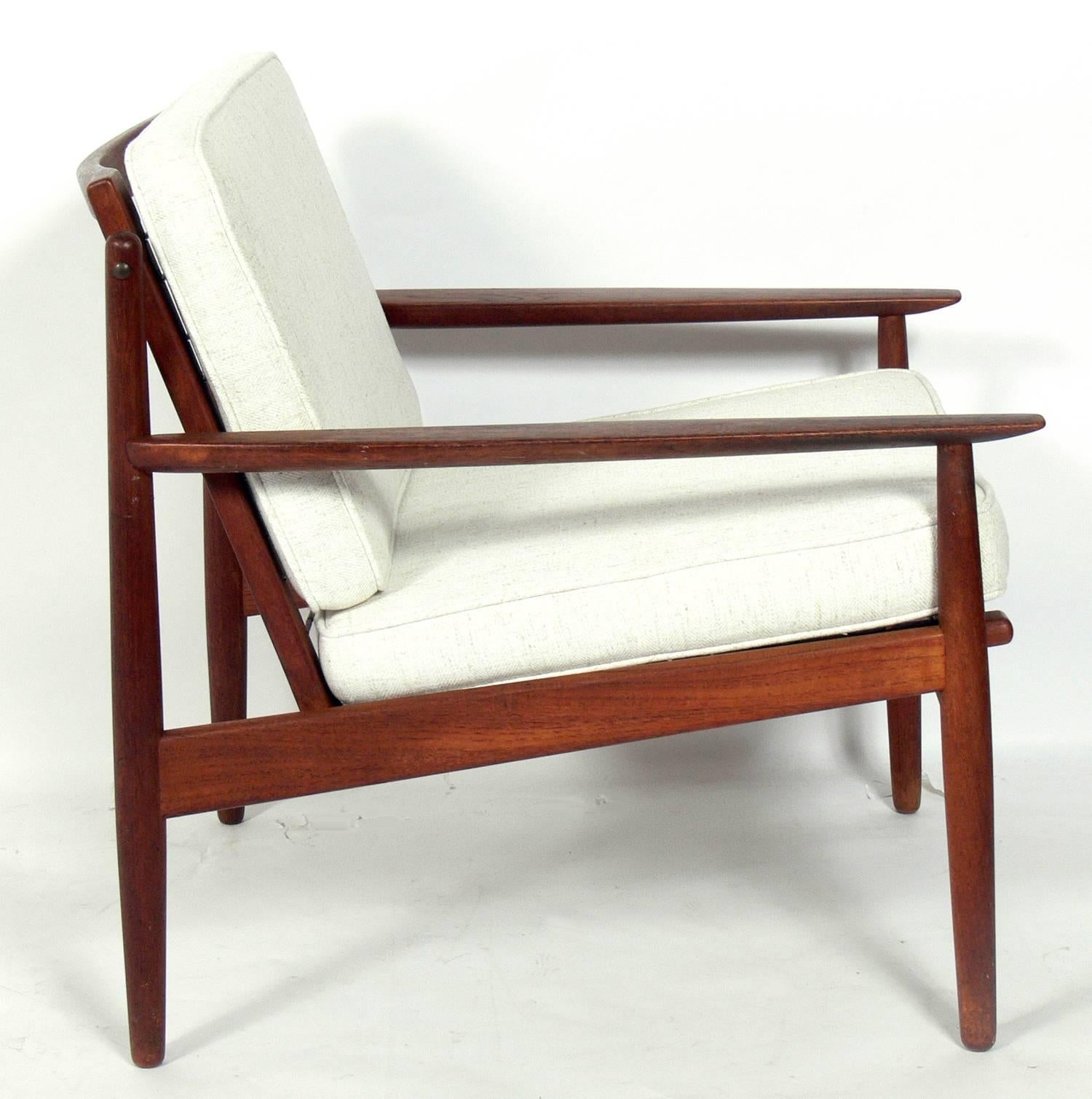 Danish Modern lounge chair, designed by Arne Vodder for Glostrup Mobelfabrik, Denmark, circa 1950s. Signed with Glostrup label. The teak frame has been cleaned and Danish oiled and reupholstered in an ivory color herringbone fabric.