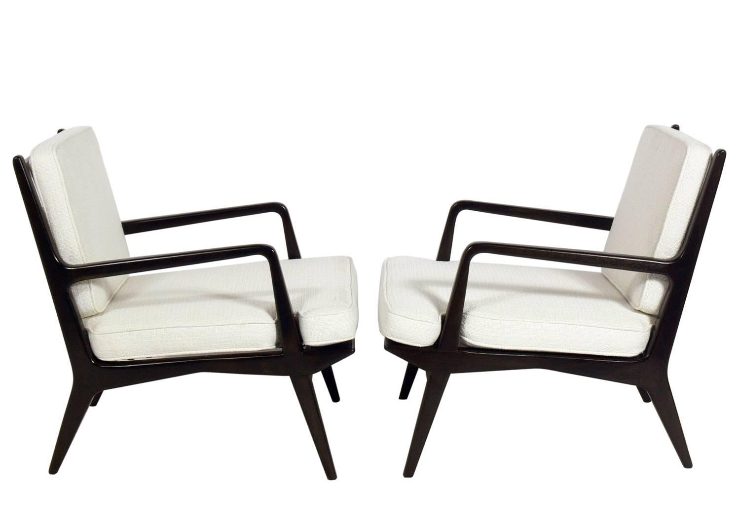 Pair of lounge chairs, designed by Carlo di Carli for Singer and Sons, American, circa 1950s. These chairs have been completely restored in an ultra deep brown lacquer and an ivory color woven upholstery.