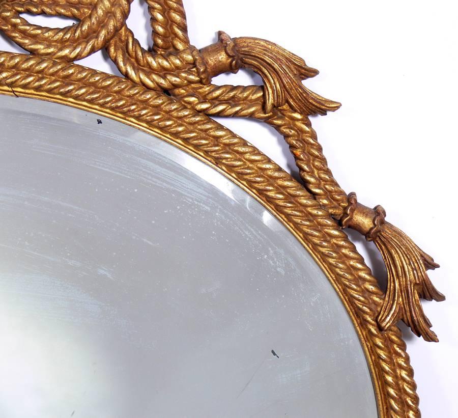 Elegant miroir en corde sculpté et doré, vers les années 1940, peut-être plus tôt. Le cadre doré et le verre miroir d'origine ont conservé leur merveilleuse patine. 
