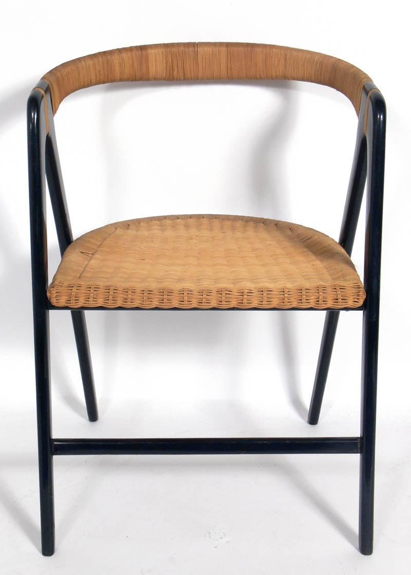 Auswahl moderner Schreibtischstühle, ca. 1950er Jahre. Von links nach rechts, von oben nach unten, sind dies:
1) Italienischer Schreibtischstuhl aus geflochtenem Rattan und schwarz lackiertem Holz, ca. 1950er Jahre. Gekennzeichnet mit 