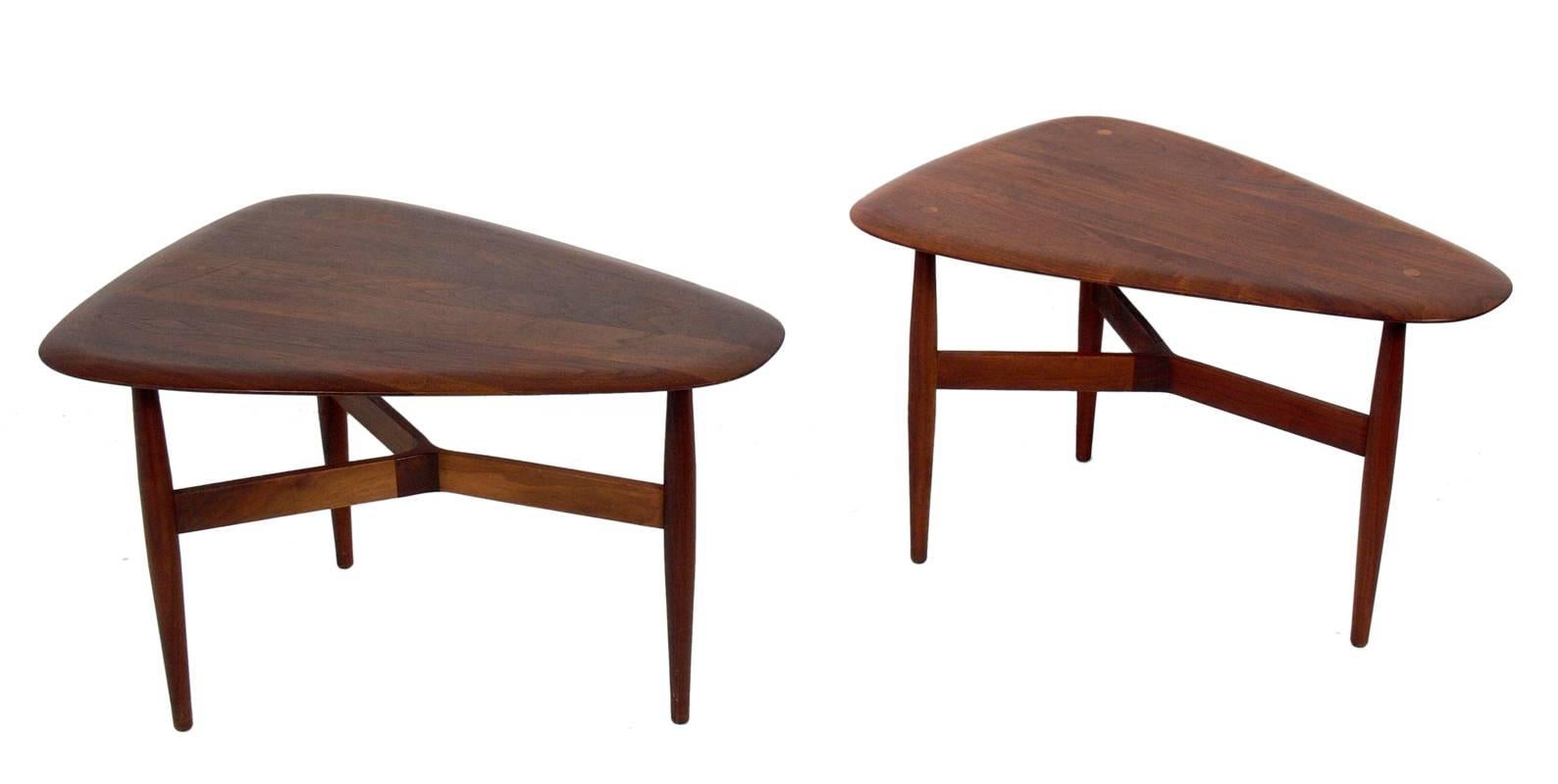 Tables d'appoint ou tables de bout sculpturales en teck, conçues par Illum Wikkelso et Johannes Aasbjerg, Danemark, vers les années 1960. Elles ont une taille polyvalente et peuvent être utilisées comme tables d'appoint ou tables de nuit. Ils sont