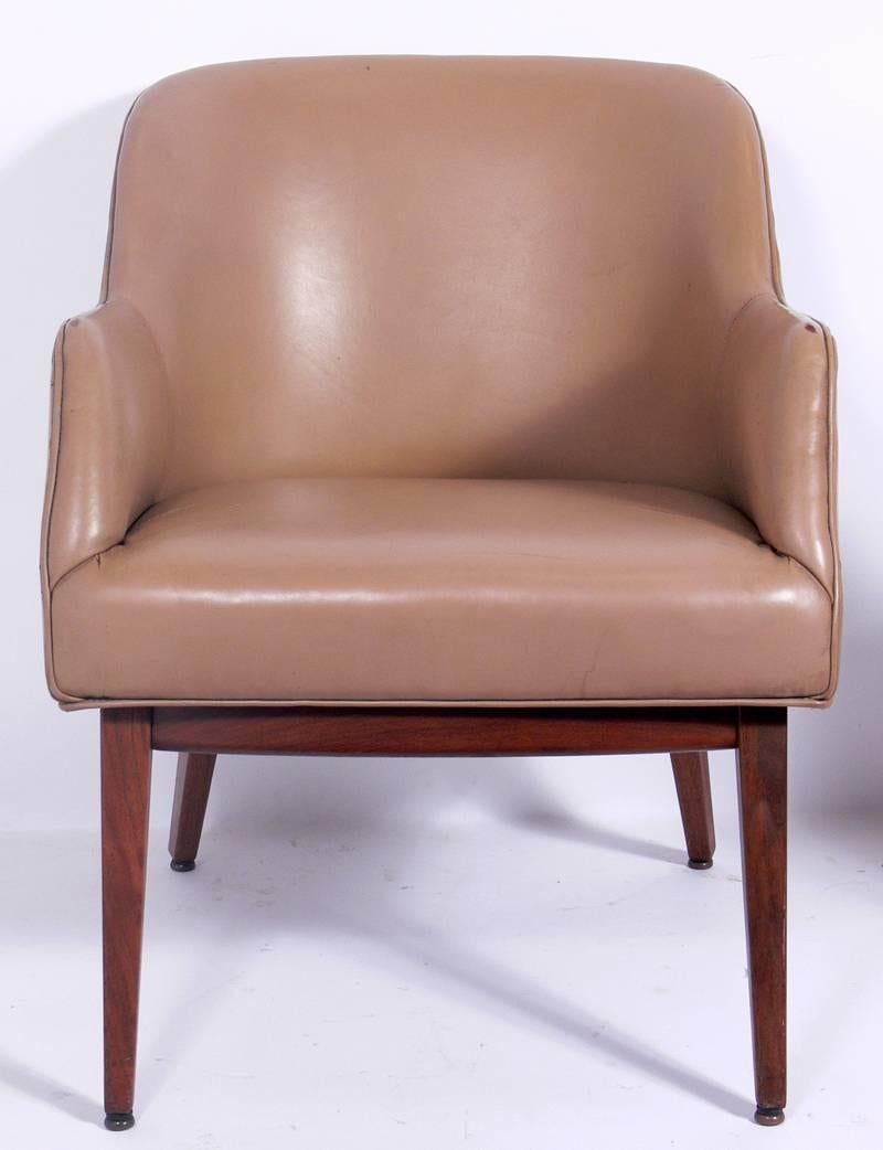 Mid-Century Modern Pair of Leather Lounge Chairs Designed by Jens Risom