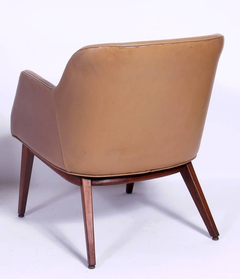 American Pair of Leather Lounge Chairs Designed by Jens Risom