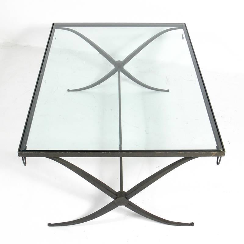 Hollywood Regency Table basse aux formes curvilignes en bronze à base en X en vente