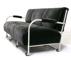 Canapé Art déco Warren McArthur, vers les années 1930, design aérodynamique en aluminium, retapissé, 89"