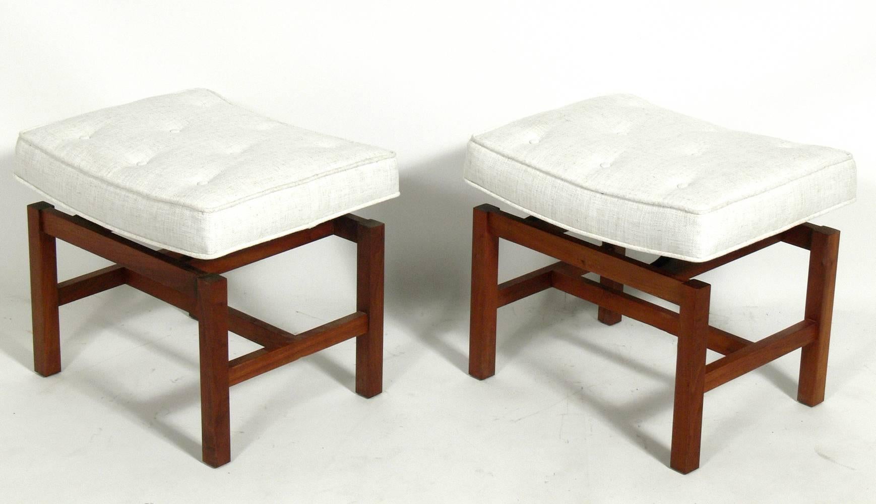 Pair of modern benches or stools, designed by Jens Risom, American, circa 1960s. Curvaceous 