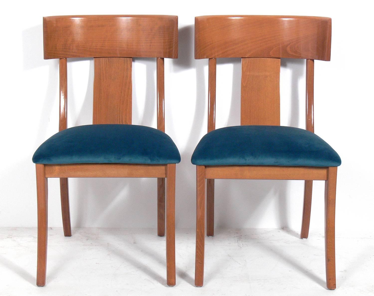 Set of four elegant klismos dining chairs in the manner of T. H. Robsjohn-Gibbings, circa 1980s. They have been recently reupholstered in an emerald green velvety suede fabric.