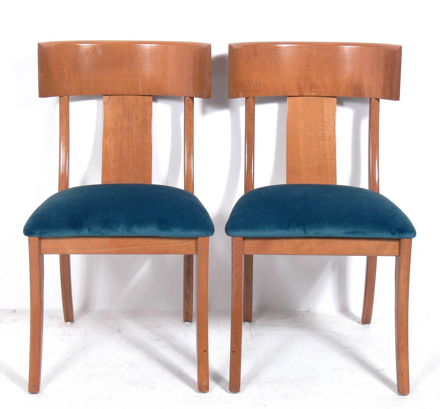 Mid-Century Modern Set of Four Elegant Klismos Dining Chairs