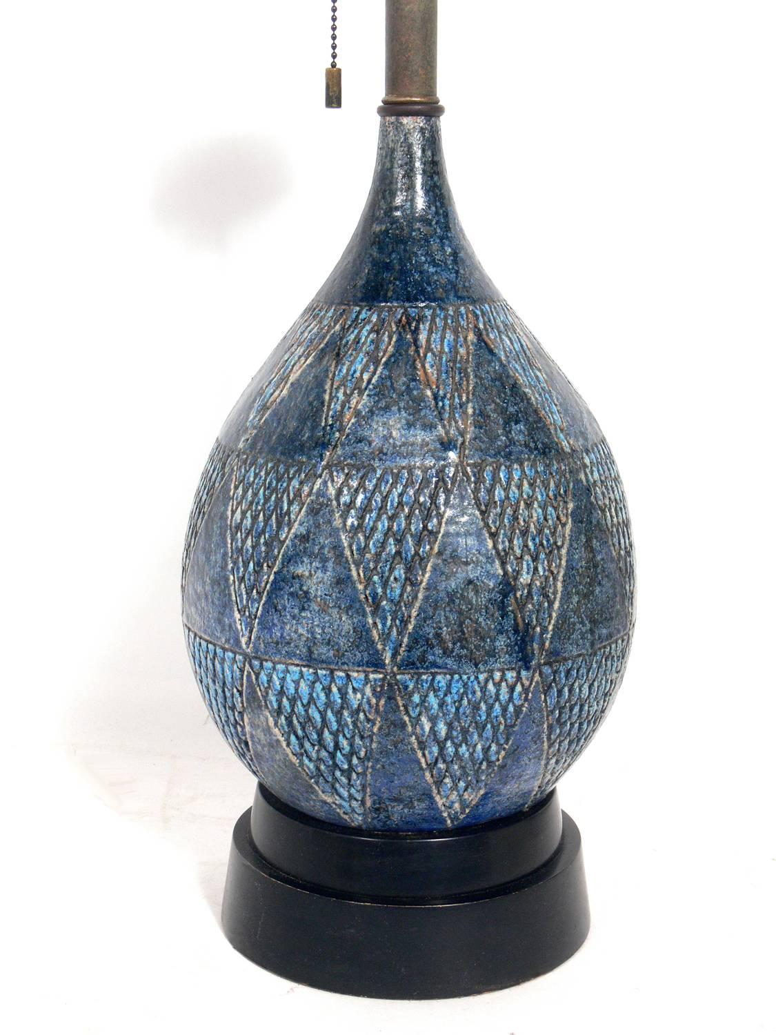 Mid-Century Modern blue ceramic pottery lamp, attributed to Gerald Thurston for Lightolier, American, circa 1950s. It retains it's original Lightolier three bulb socket. The price noted below includes the shade. Rewired and ready to use.