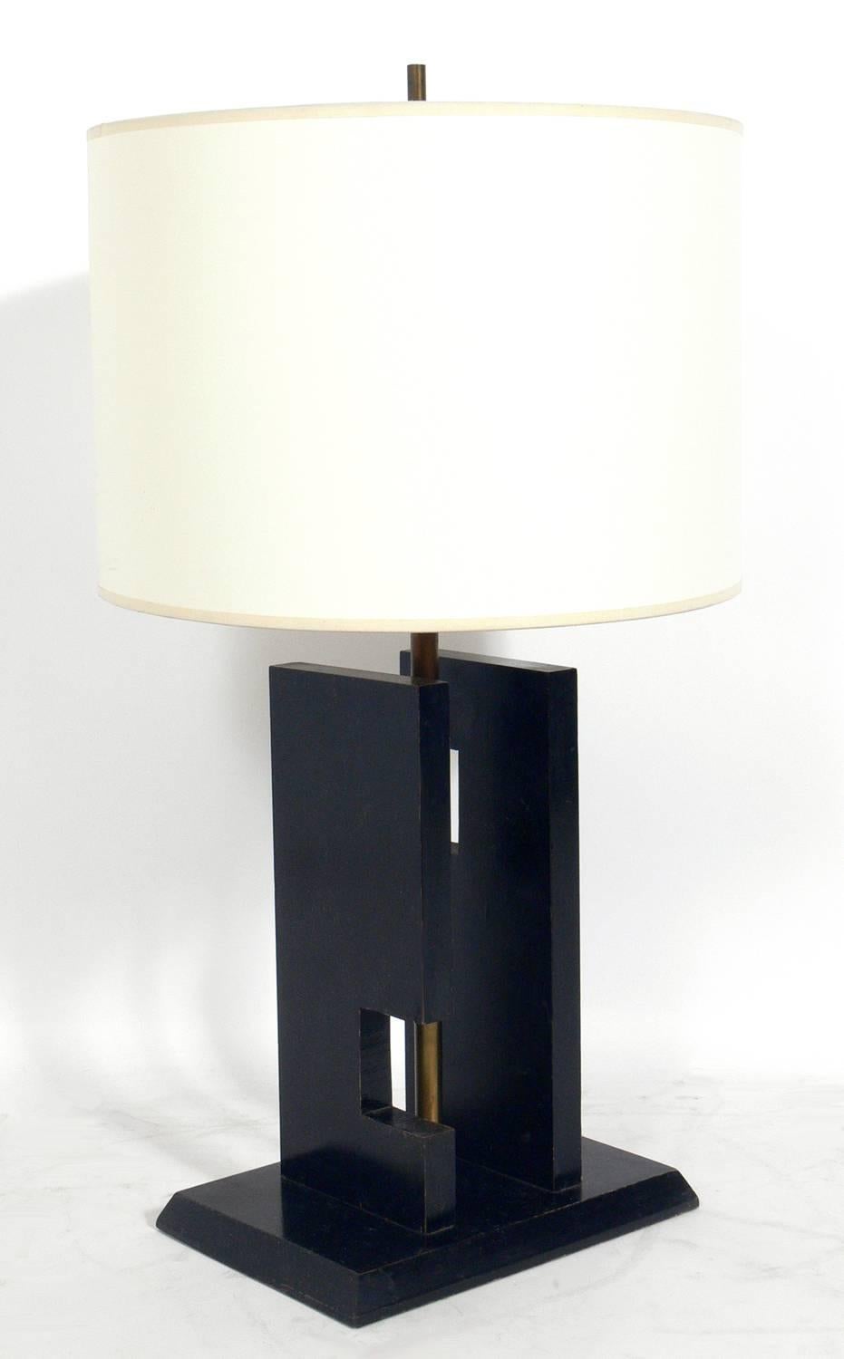 Lampada scultorea geometrica nera, America, anni '50 circa. È costruito in legno verniciato nero e accessori in ottone. L'ottone conserva la patina calda originale. Il prezzo indicato di seguito include il paralume. Ricablato e pronto all'uso.