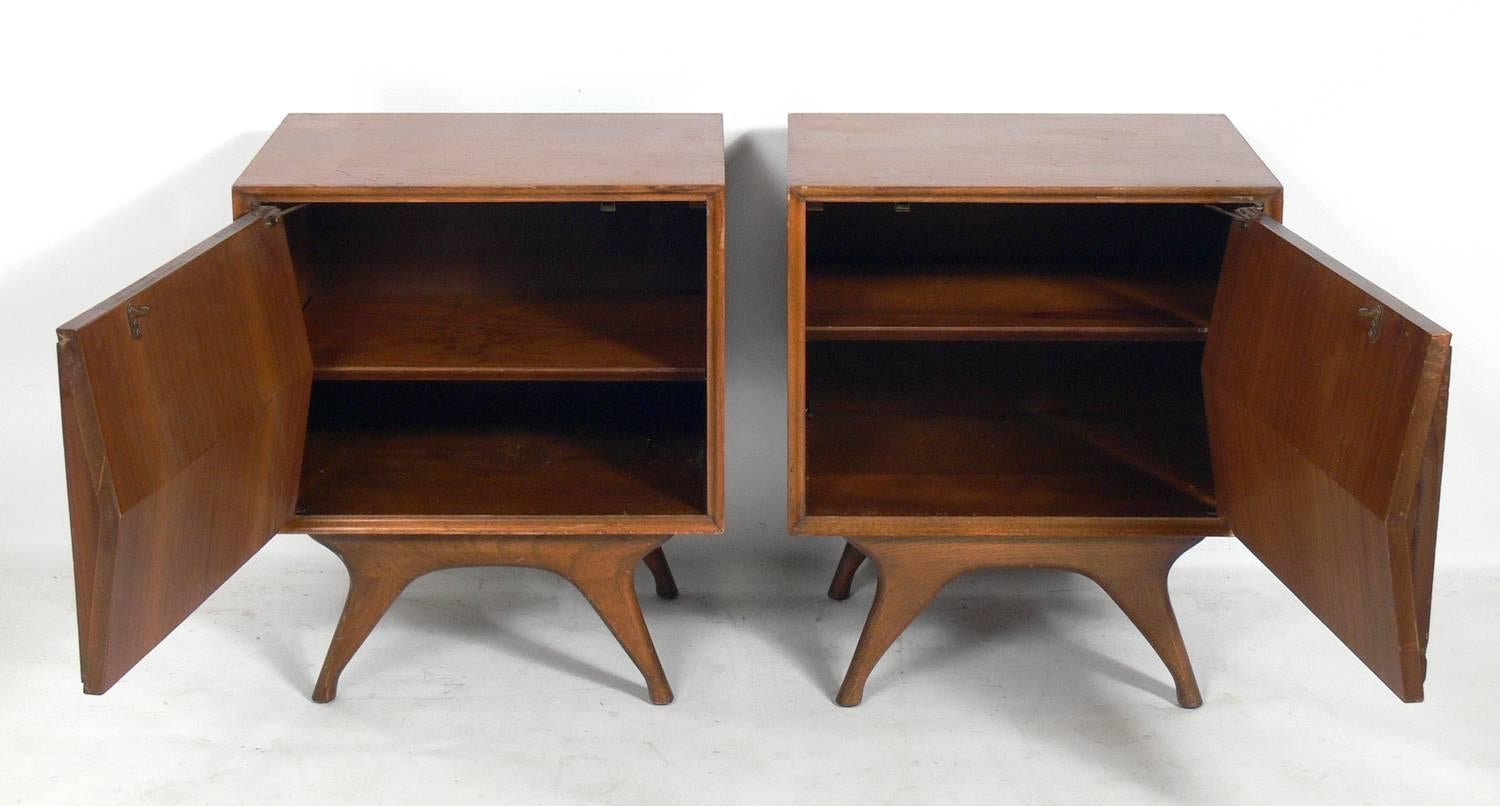 Pair of sculptural Mid-Century Modern walnut nightstands or end tables, in the manner of Vladimir Kagan, American, circa 1950s. These pieces are currently being refinished and can be completed in your choice of color. The price noted below includes