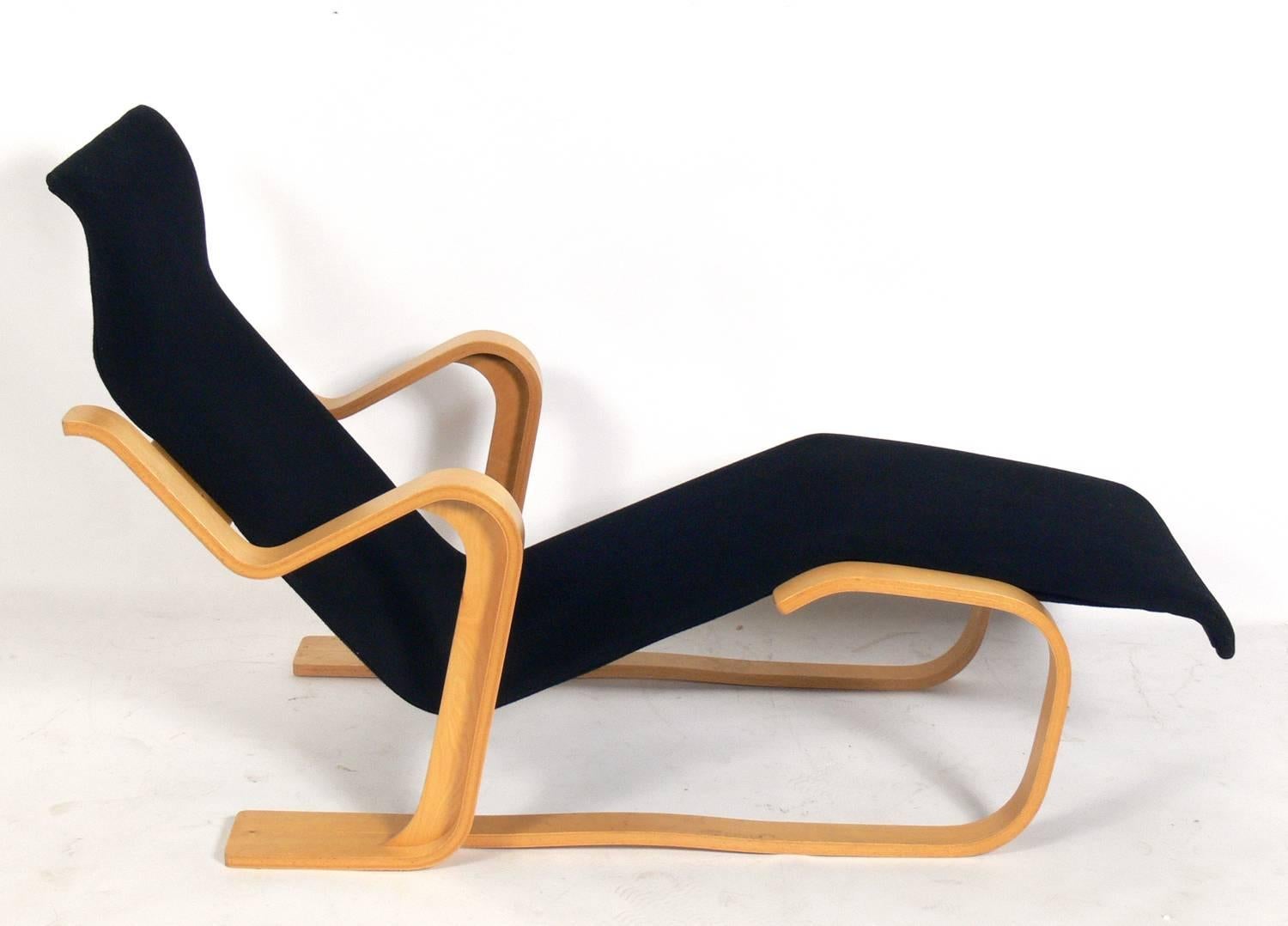 Sculptural bentwood chaise longue chair, designed by Marcel Breuer for Gavina, circa 1980s. Originally produced by Isokon in the 1930s, this example is from the later production by the Italian firm of Gavina, who began producing the chaise in 1962.